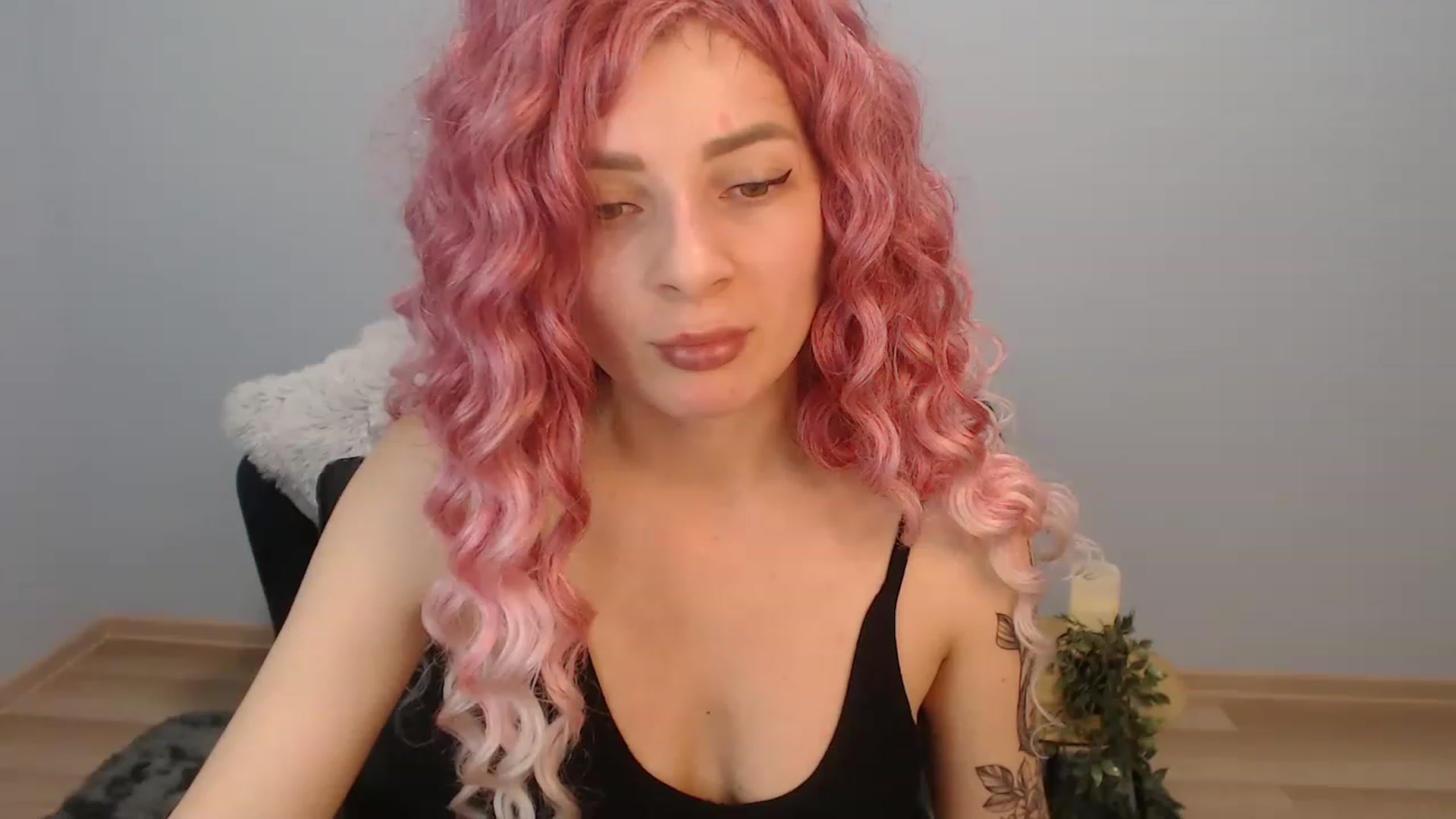 Gallery image thumbnail from NanaFox's myfreecams stream on, 12/27/2022, 12:46 image 1 of 20