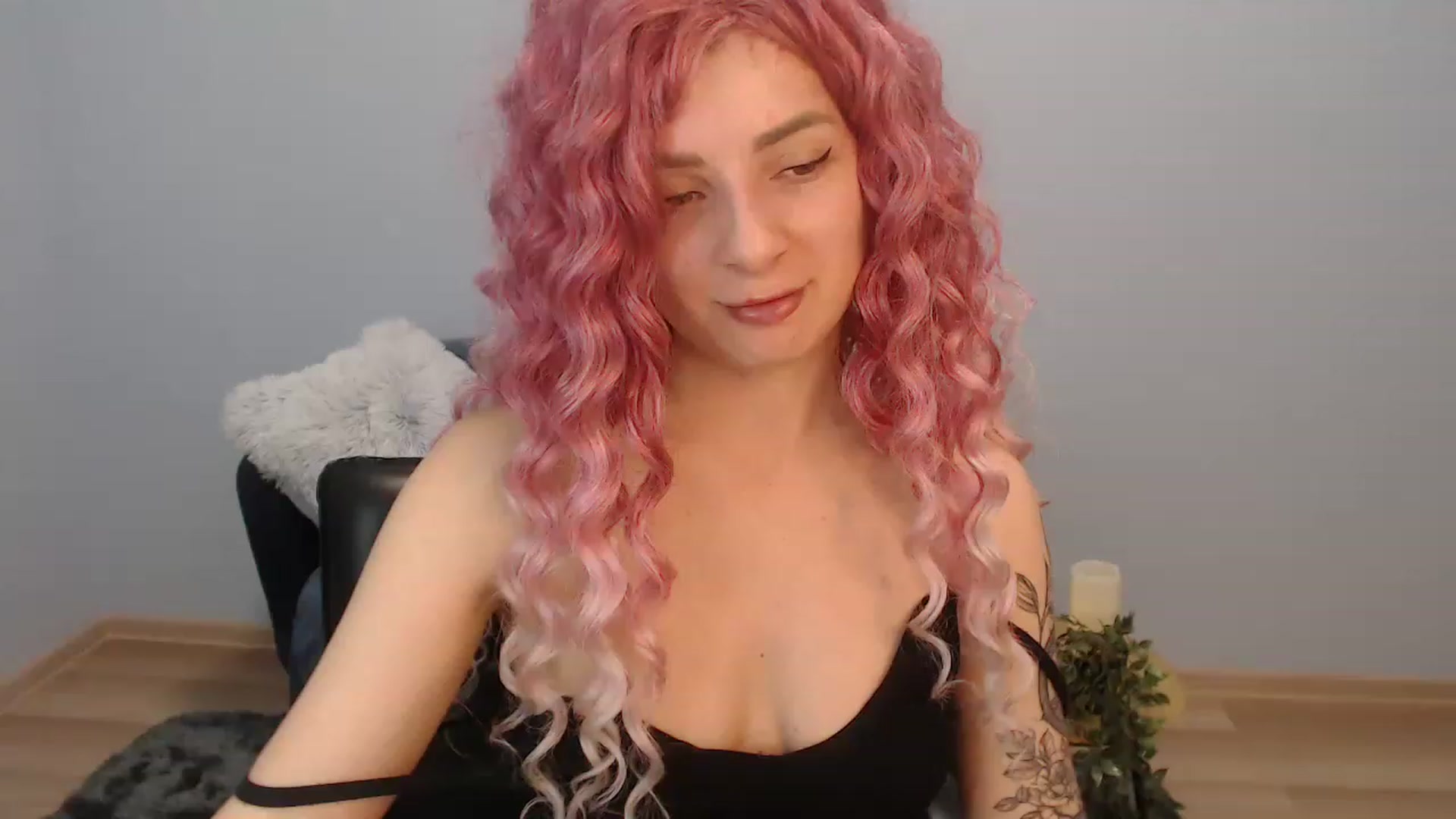 Gallery image thumbnail from NanaFox's myfreecams stream on, 12/27/2022, 12:46 image 3 of 20