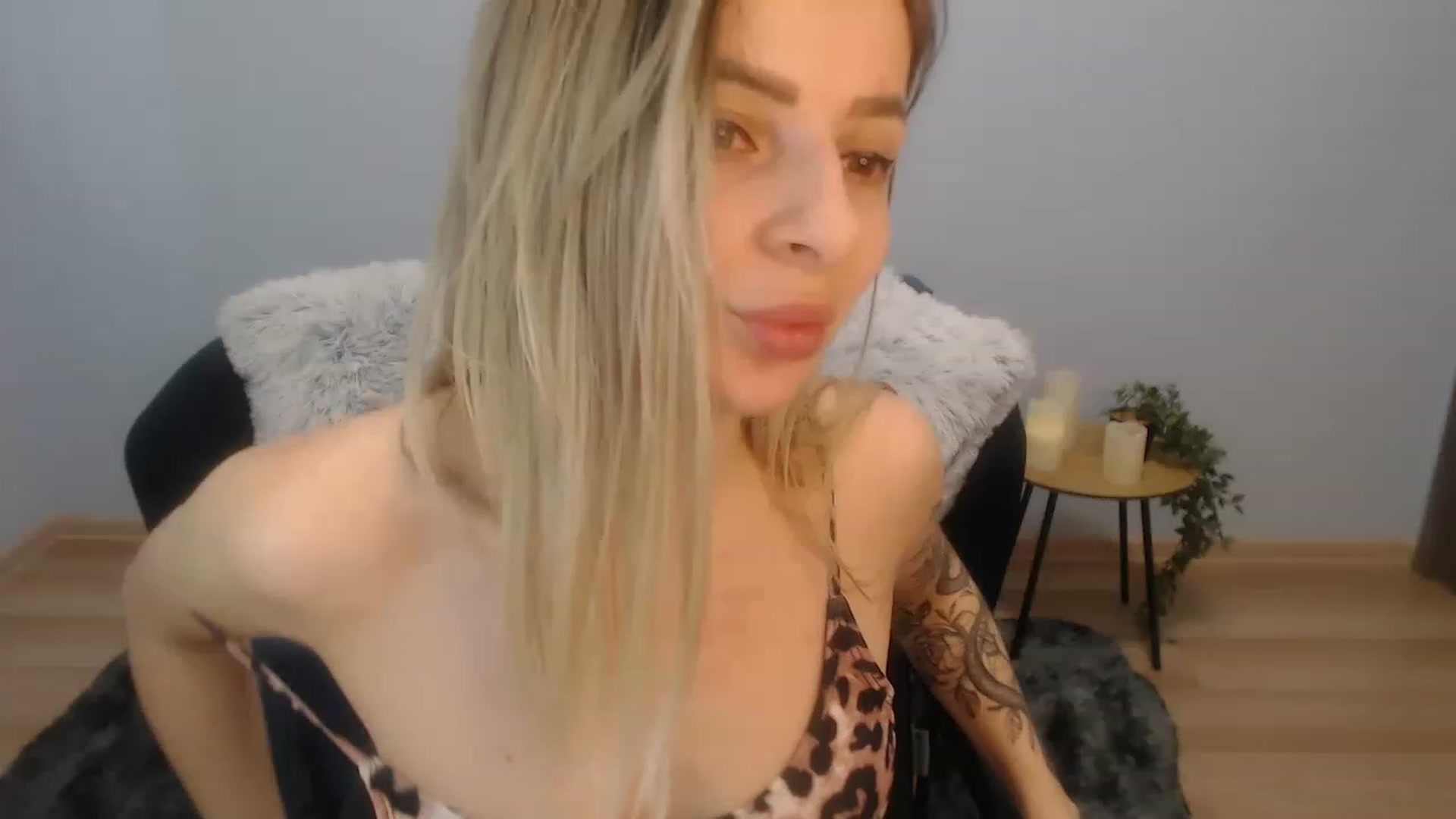 Gallery image thumbnail from NanaFox's myfreecams stream on, 01/17/2023, 10:20 image 9 of 20