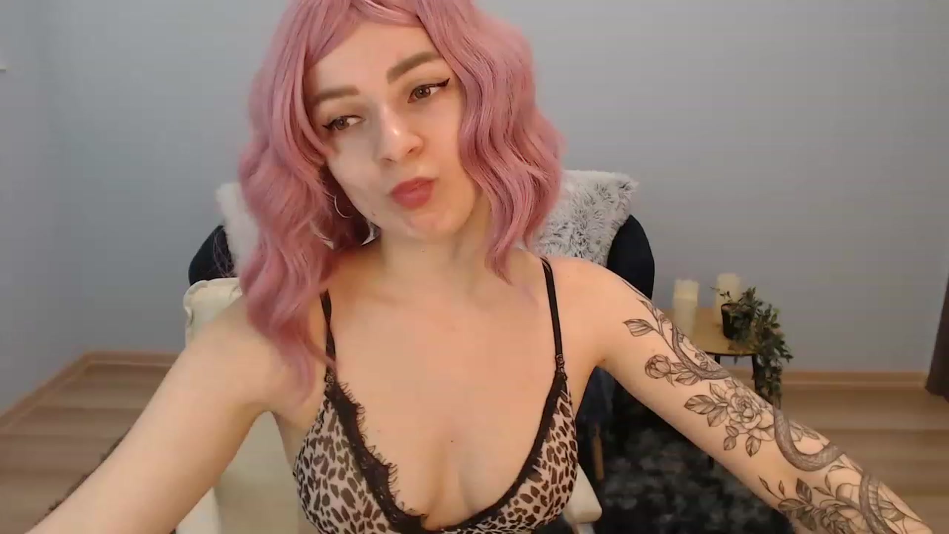 Gallery image thumbnail from NanaFox's myfreecams stream on, 01/20/2023, 08:45 image 6 of 20