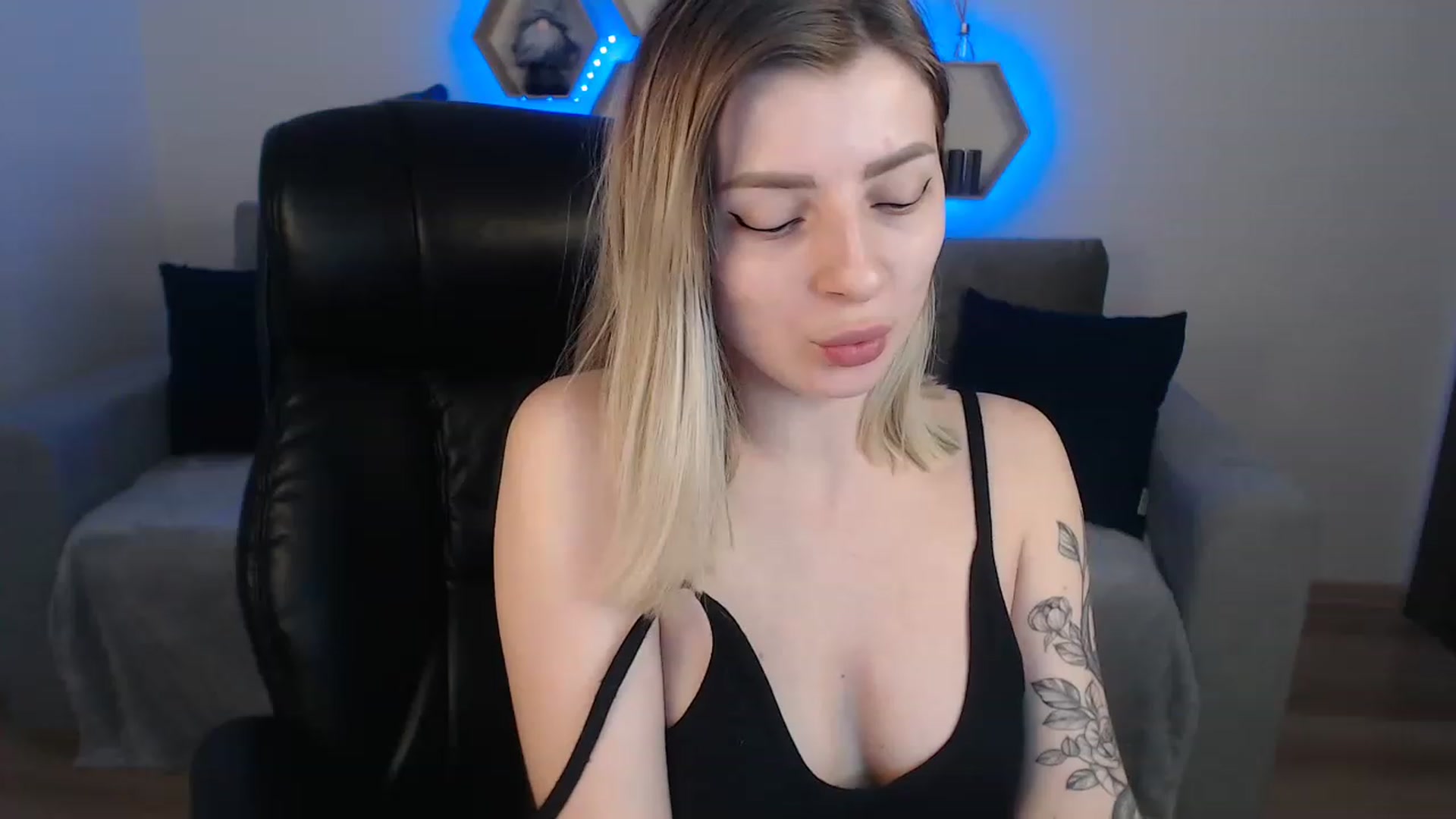 Gallery image thumbnail from NanaFox's myfreecams stream on, 04/02/2023, 09:26 image 4 of 20