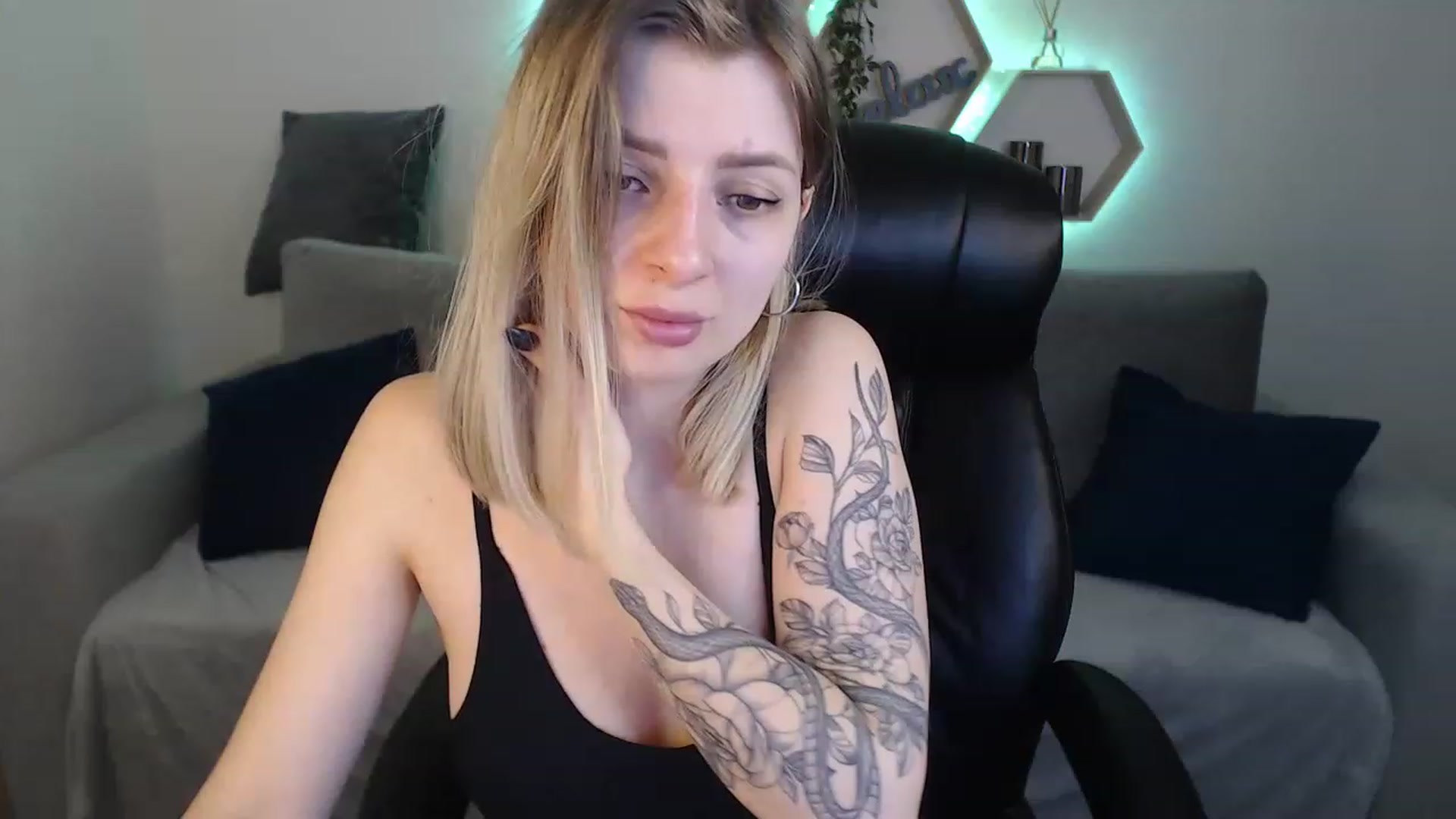 Gallery image thumbnail from NanaFox's myfreecams stream on, 04/08/2023, 09:29 image 12 of 20