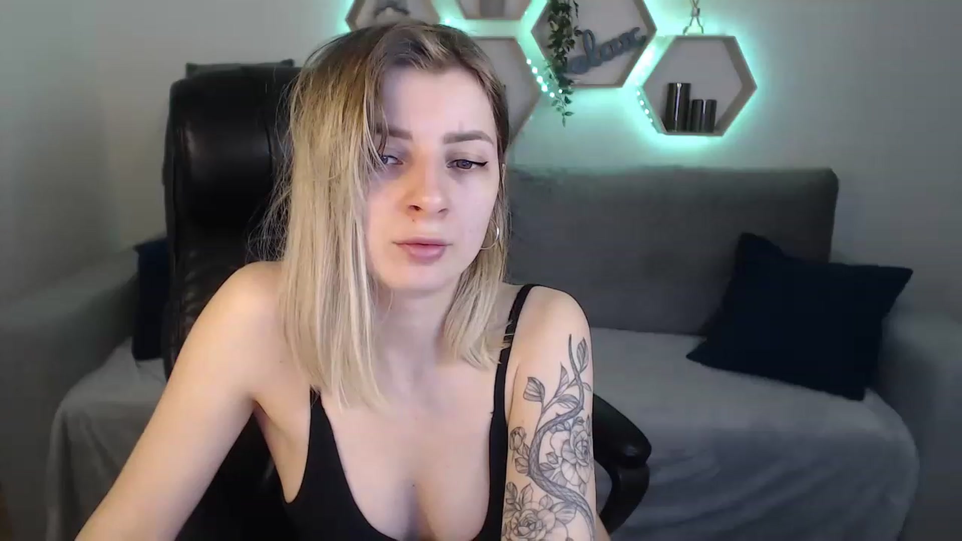Gallery image thumbnail from NanaFox's myfreecams stream on, 04/08/2023, 09:29 image 6 of 20