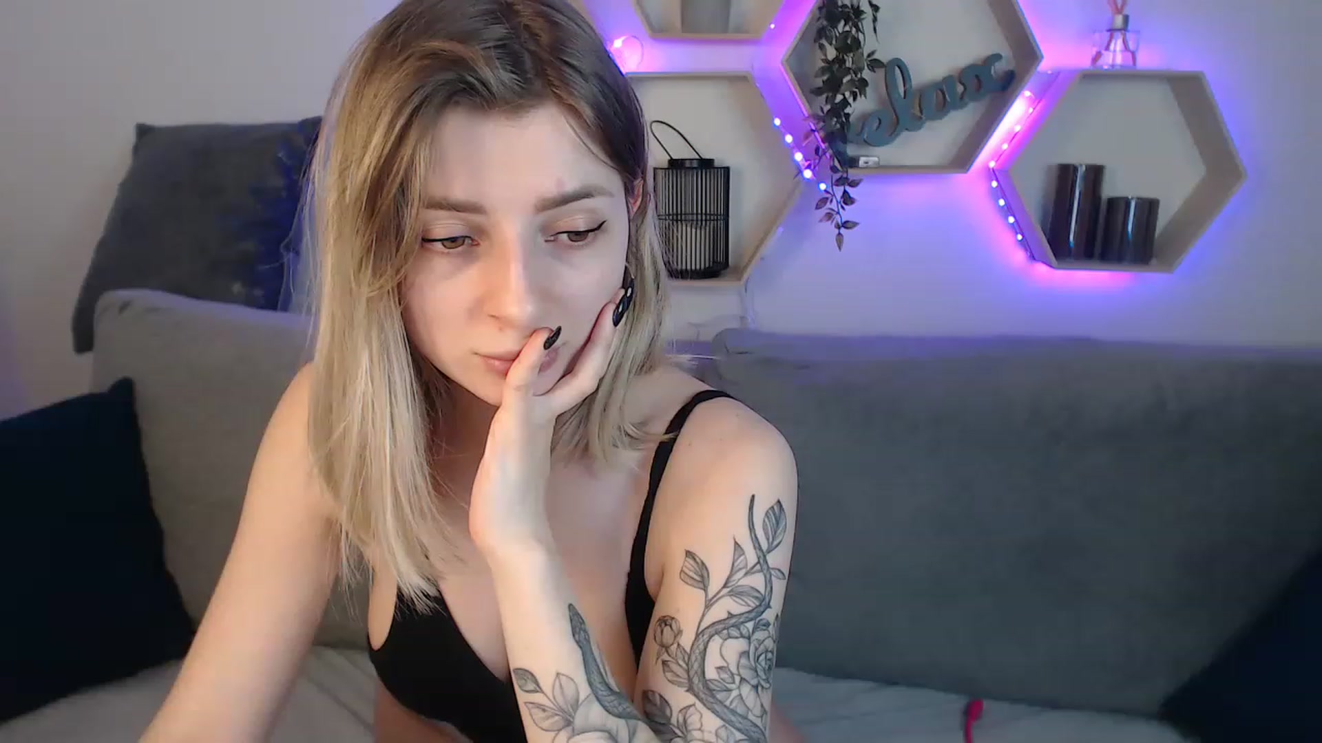Gallery image thumbnail from NanaFox's myfreecams stream on, 04/08/2023, 10:15 image 16 of 20