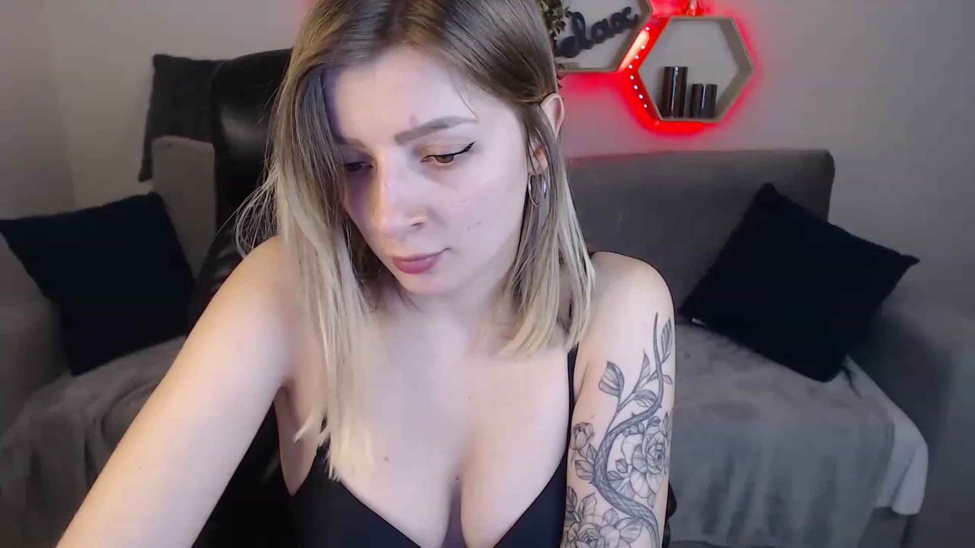 Gallery image thumbnail from NanaFox's myfreecams stream on, 04/14/2023, 11:45 image 16 of 20