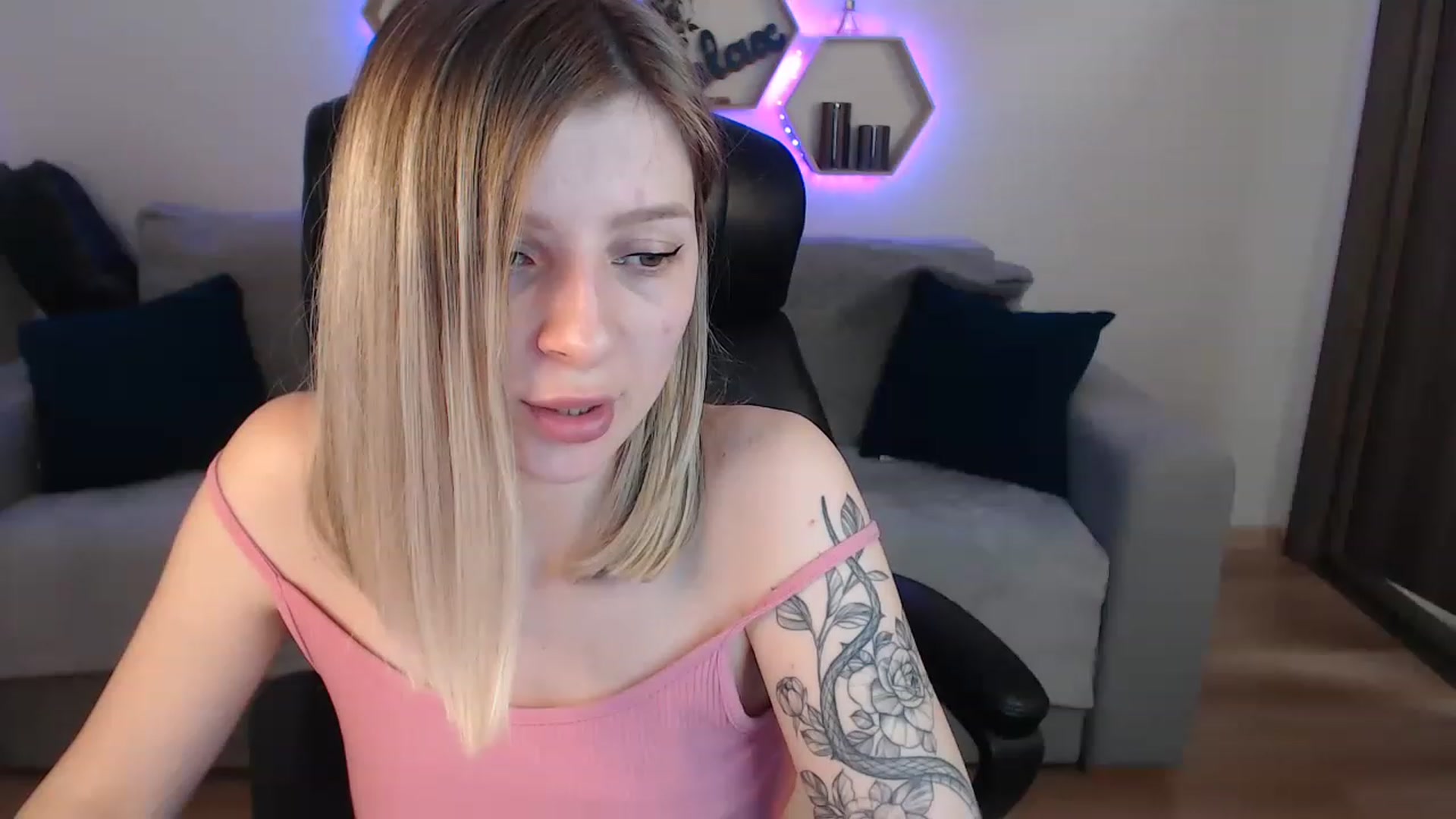 Gallery image thumbnail from NanaFox's myfreecams stream on, 04/20/2023, 13:00 image 3 of 20