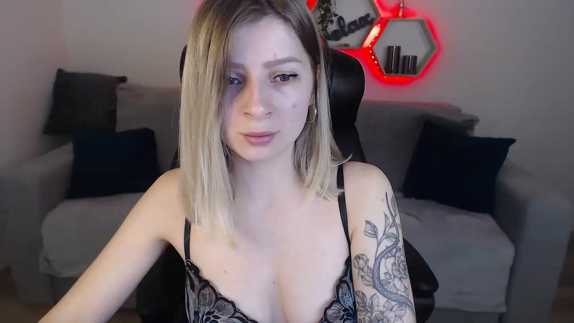 Gallery image thumbnail from NanaFox's myfreecams stream on, 04/21/2023, 11:42 image 4 of 20