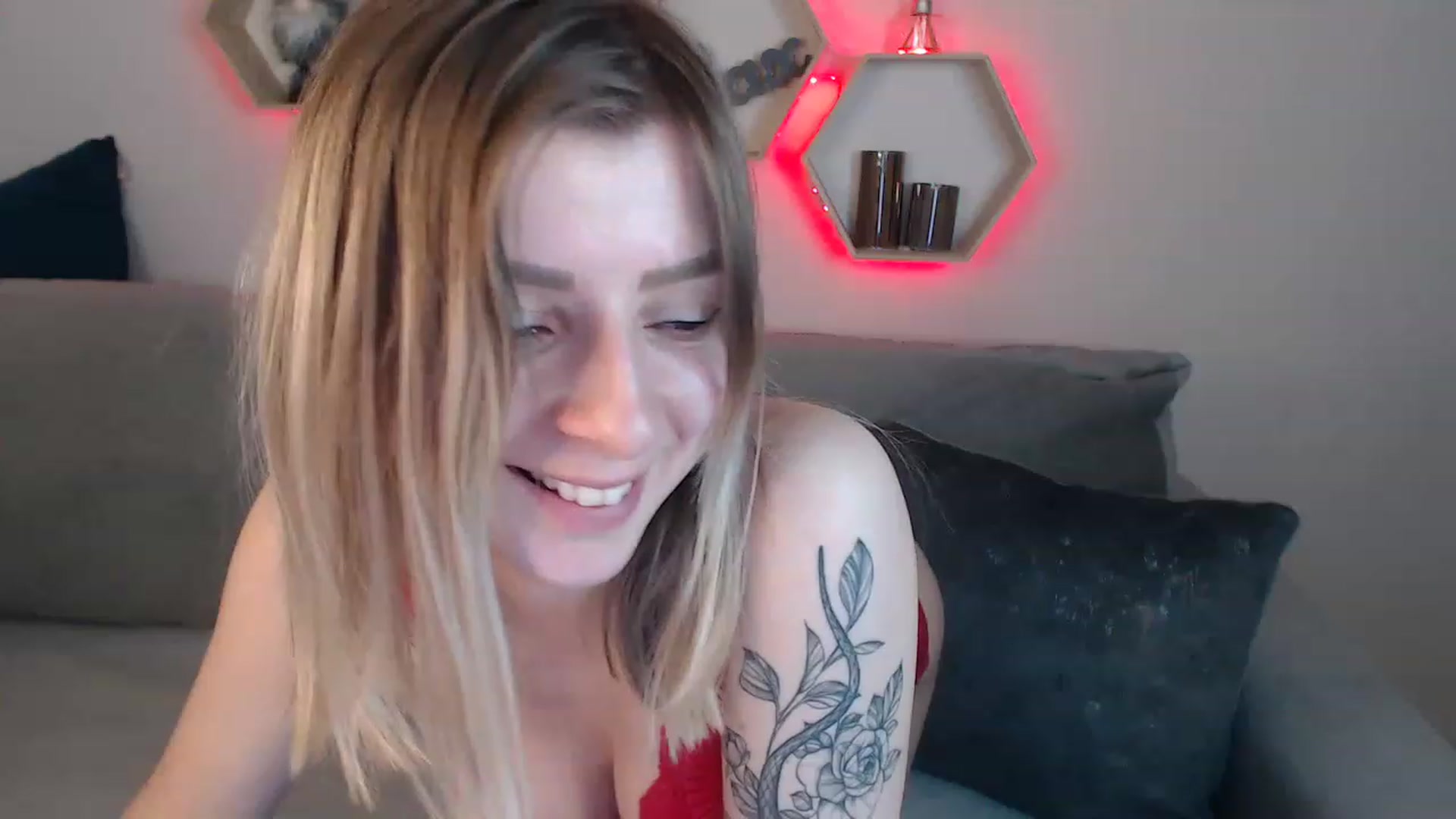 Gallery image thumbnail from NanaFox's myfreecams stream on, 05/03/2023, 09:41 image 15 of 20