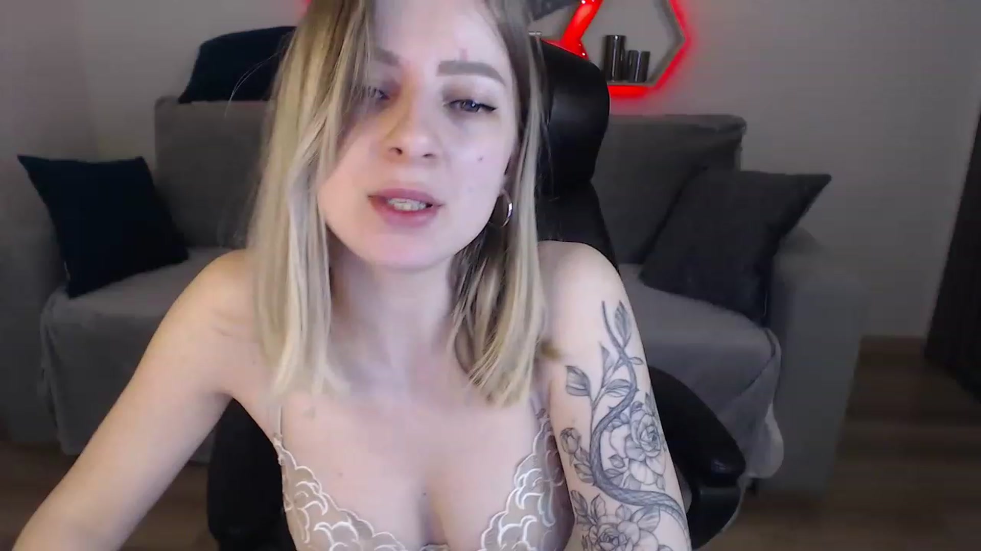 Gallery image thumbnail from NanaFox's myfreecams stream on, 05/04/2023, 09:02 image 6 of 20