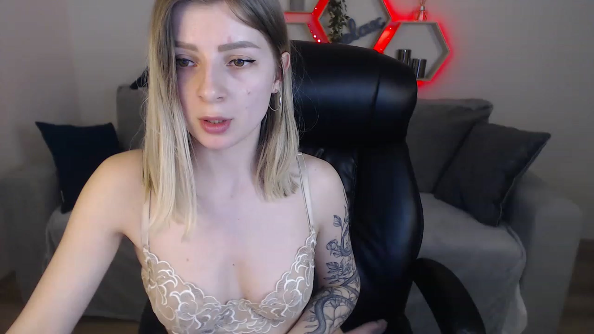 Gallery image thumbnail from NanaFox's myfreecams stream on, 05/04/2023, 10:27 image 14 of 20