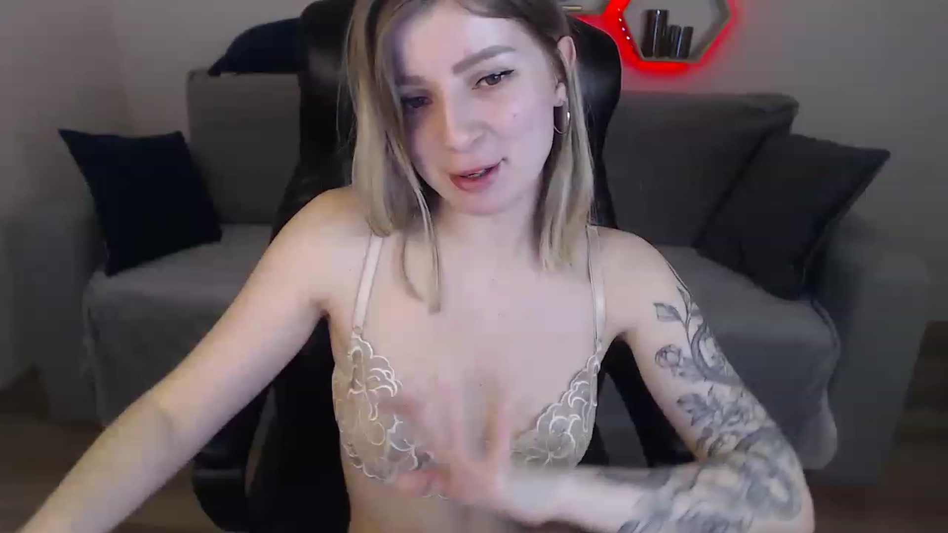 Gallery image thumbnail from NanaFox's myfreecams stream on, 05/04/2023, 10:27 image 6 of 20
