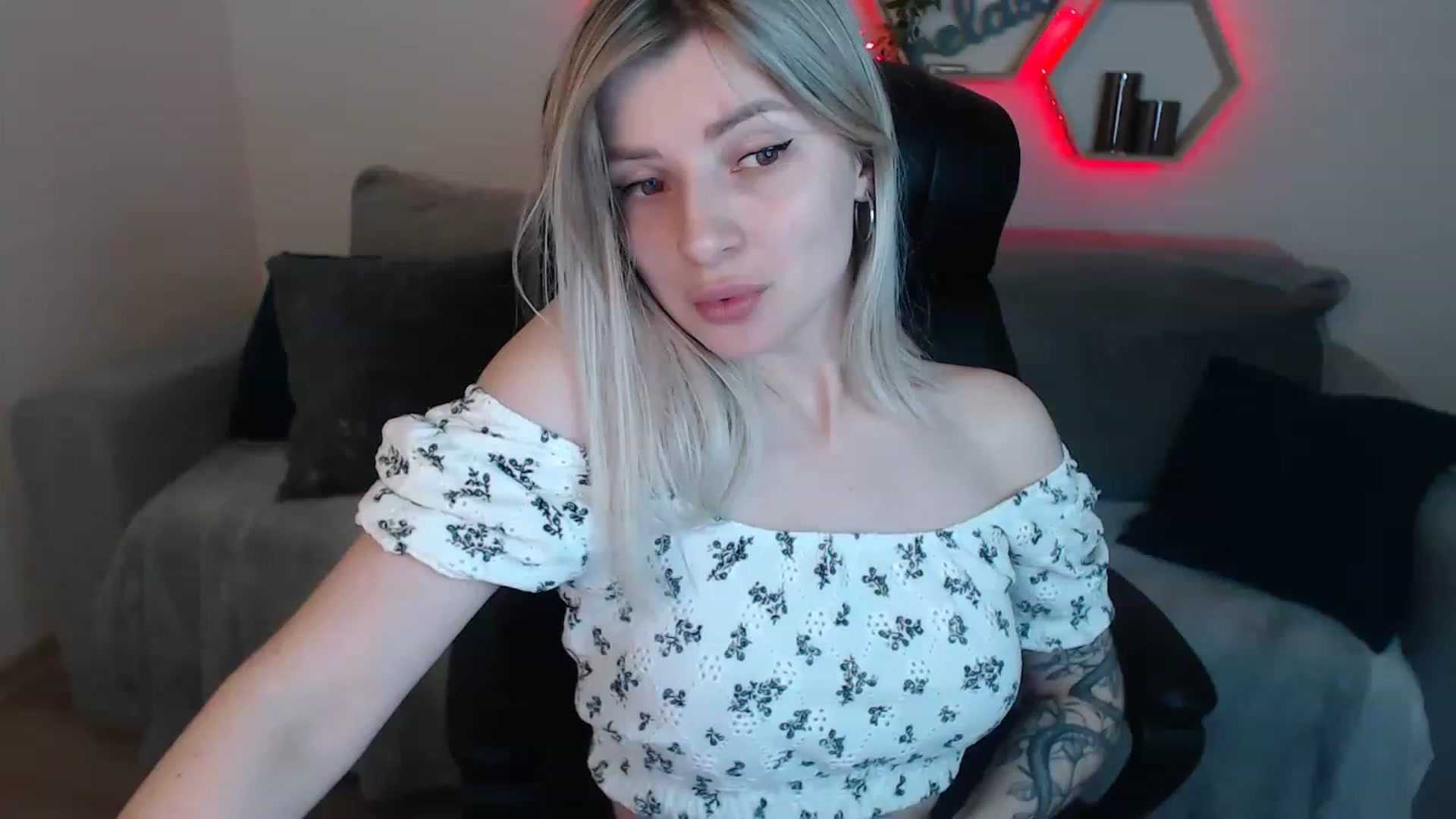 Gallery image thumbnail from NanaFox's myfreecams stream on, 06/03/2023, 13:40 image 2 of 20