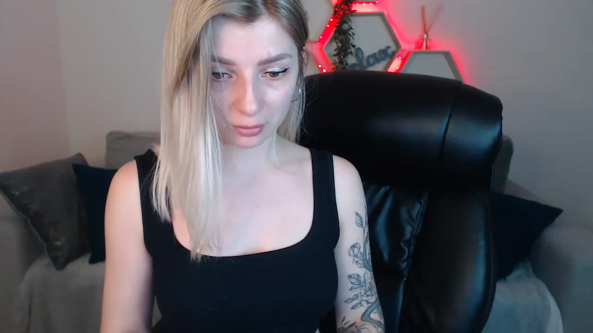 Gallery image thumbnail from NanaFox's myfreecams stream on, 06/10/2023, 13:03 image 17 of 20