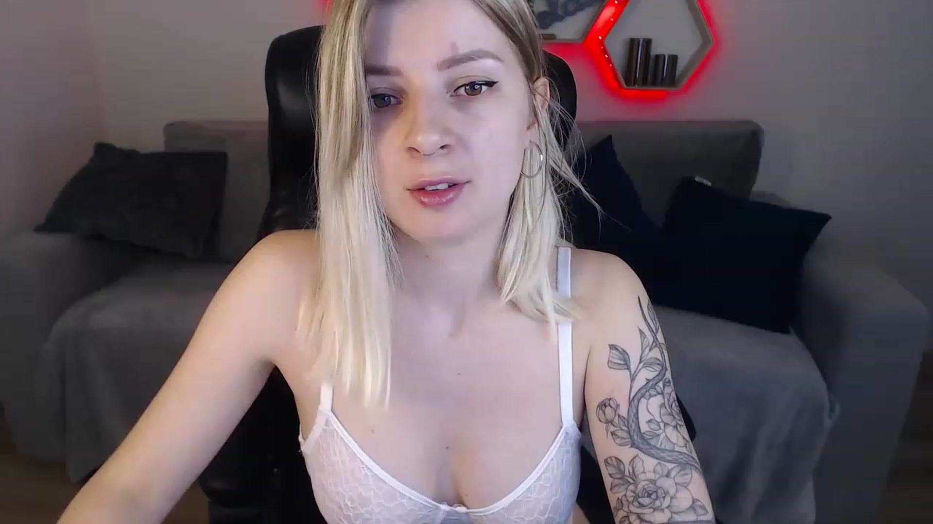 Gallery image thumbnail from NanaFox's myfreecams stream on, 06/13/2023, 09:16 image 2 of 20