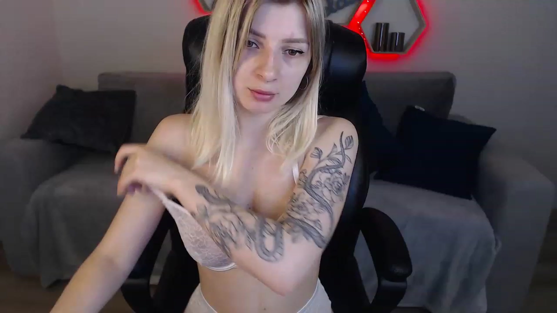 Gallery image thumbnail from NanaFox's myfreecams stream on, 06/13/2023, 09:16 image 4 of 20