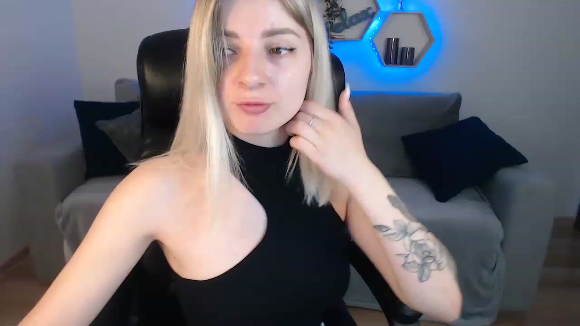 Gallery image thumbnail from NanaFox's myfreecams stream on, 06/20/2023, 08:23 image 3 of 20