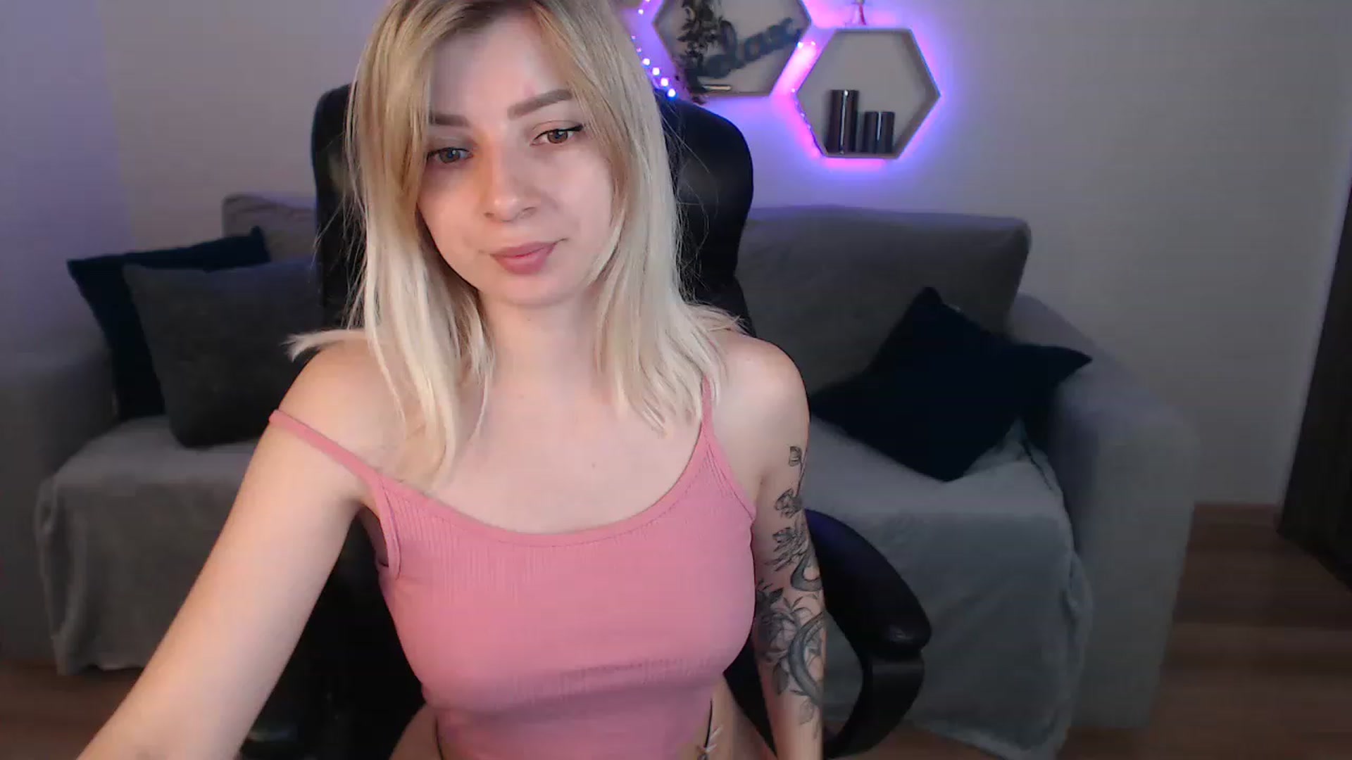 Gallery image thumbnail from NanaFox's myfreecams stream on, 06/22/2023, 08:25 image 19 of 20