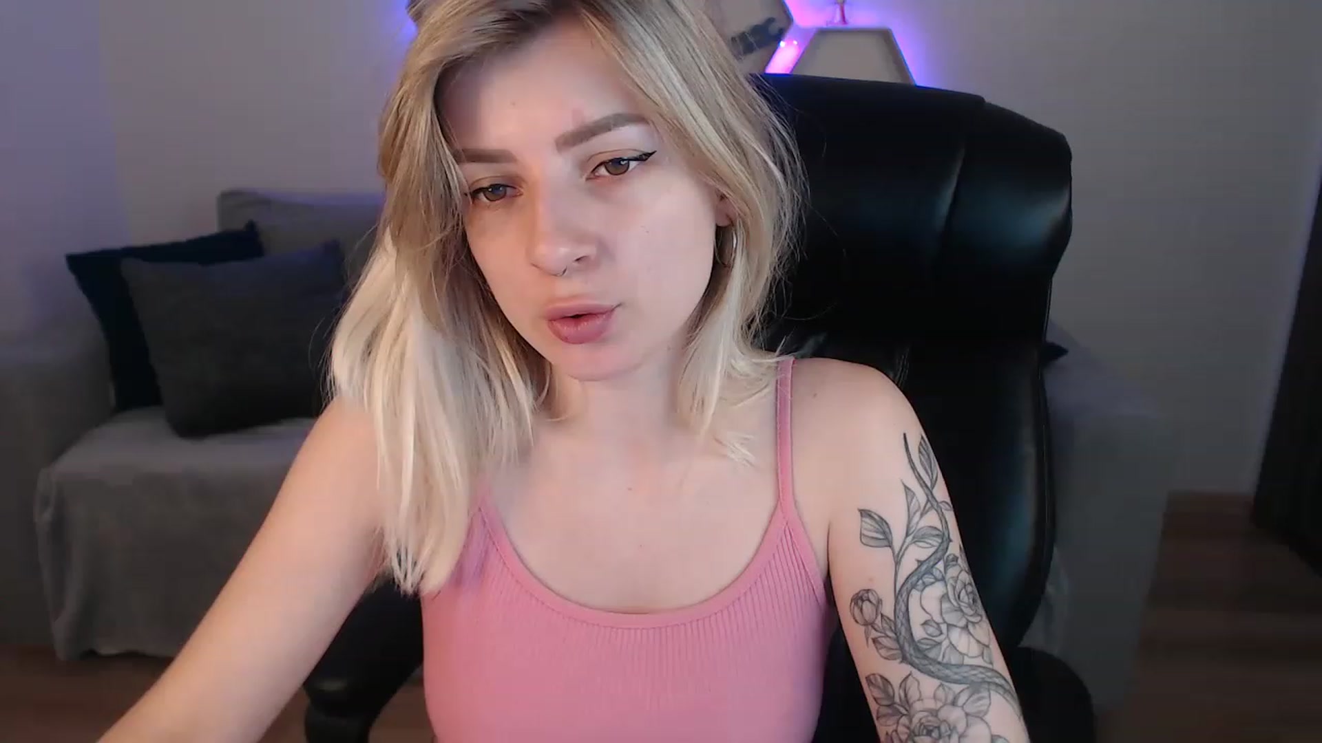 Gallery image thumbnail from NanaFox's myfreecams stream on, 06/22/2023, 08:25 image 15 of 20