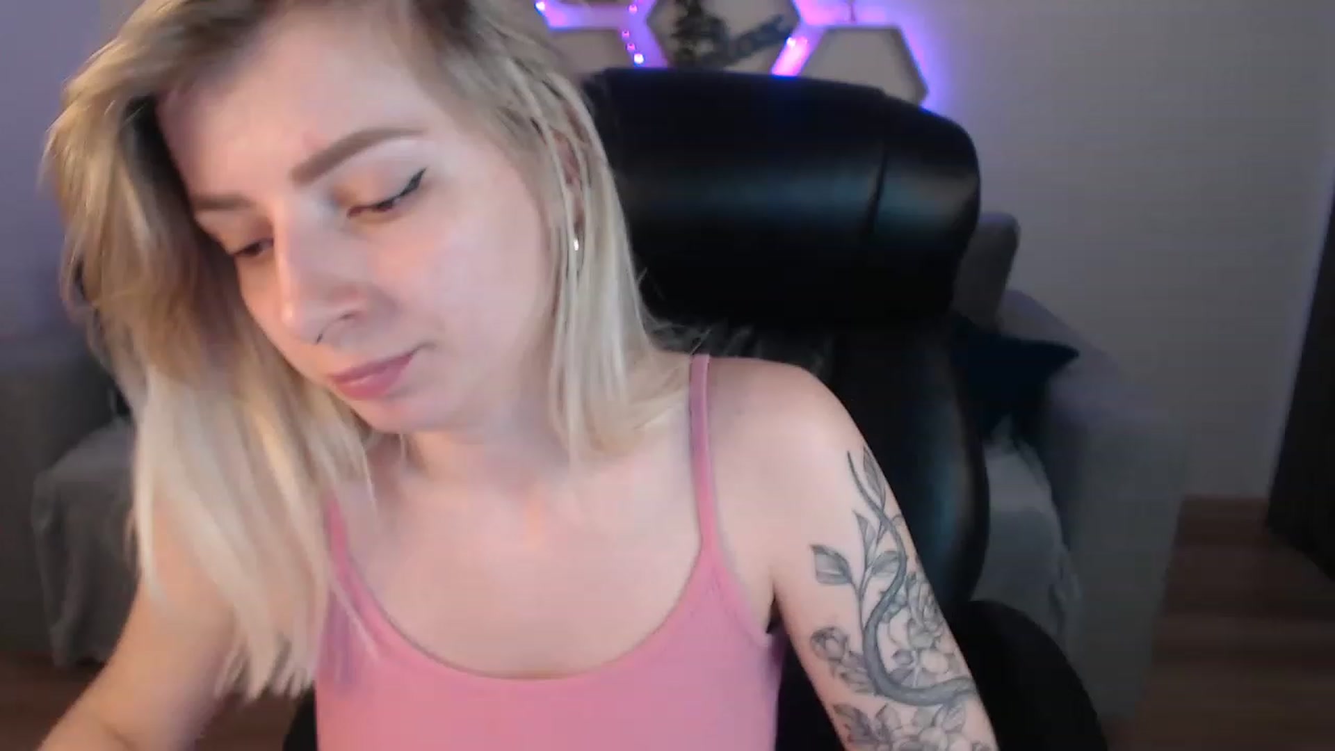 Gallery image thumbnail from NanaFox's myfreecams stream on, 06/22/2023, 08:25 image 14 of 20