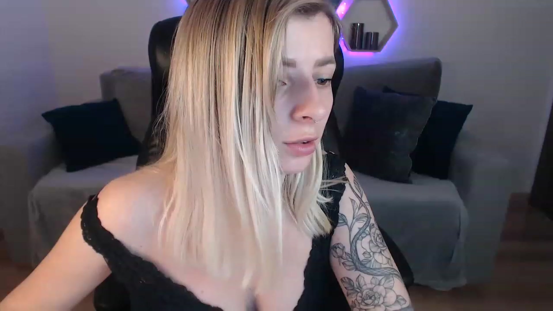Gallery image thumbnail from NanaFox's myfreecams stream on, 06/25/2023, 08:45 image 17 of 20