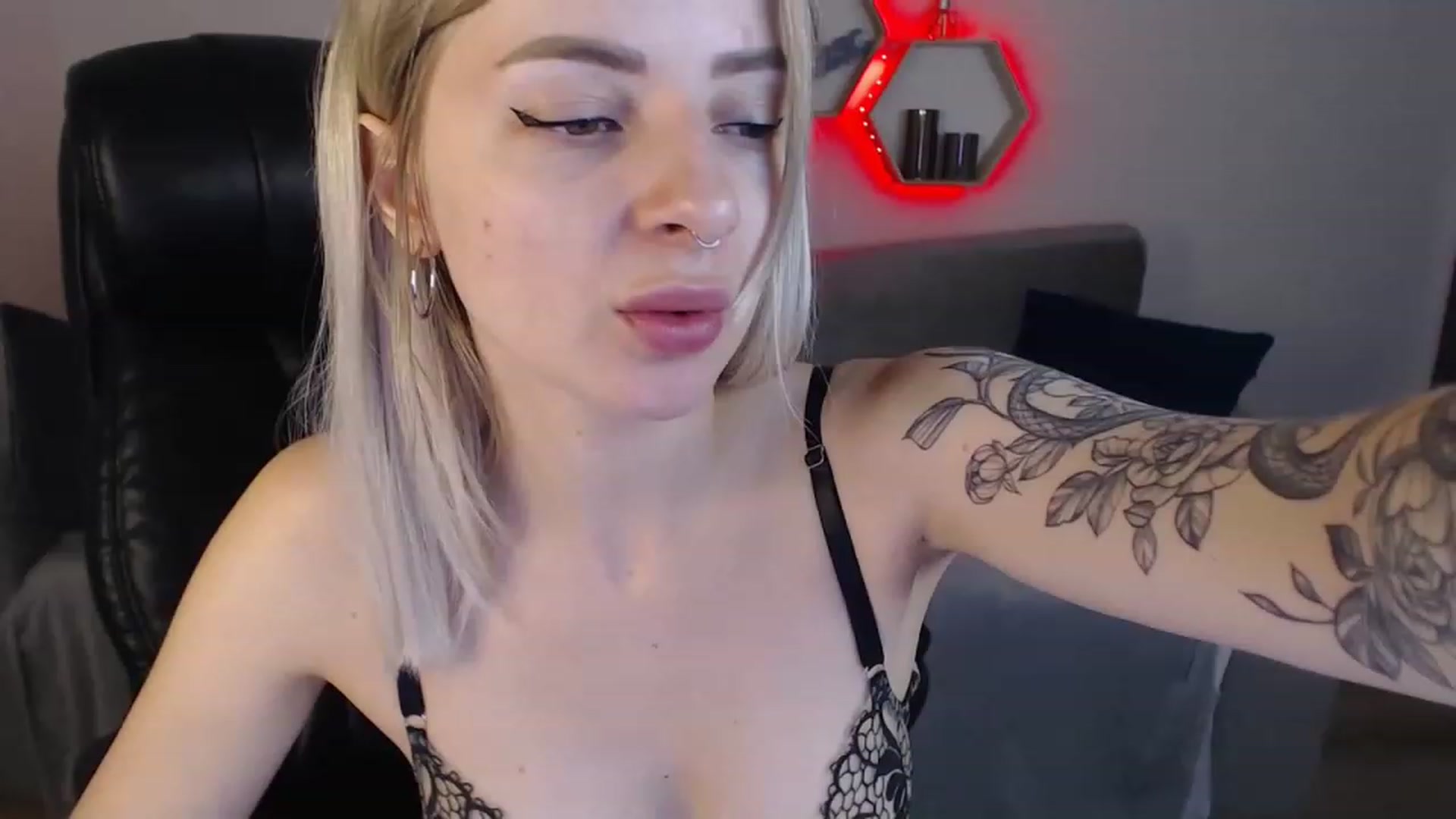 Gallery image thumbnail from NanaFox's myfreecams stream on, 07/11/2023, 09:06 image 1 of 20