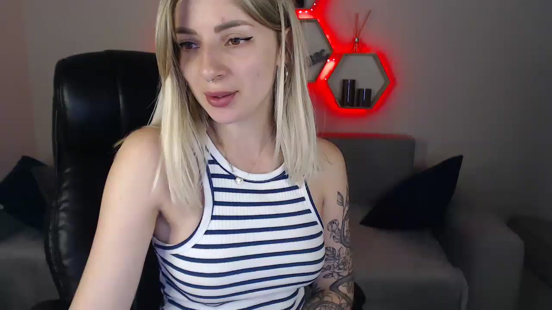 Gallery image thumbnail from NanaFox's myfreecams stream on, 07/23/2023, 13:12 image 10 of 20