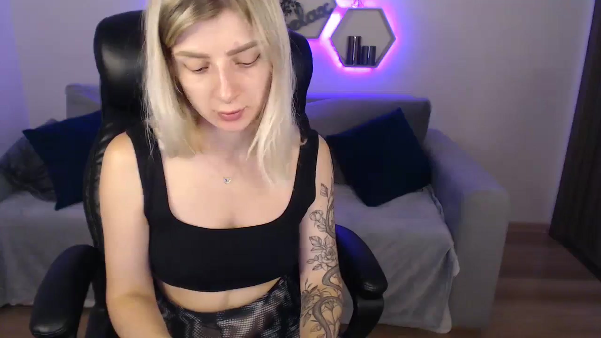 Gallery image thumbnail from NanaFox's myfreecams stream on, 08/03/2023, 10:16 image 2 of 20