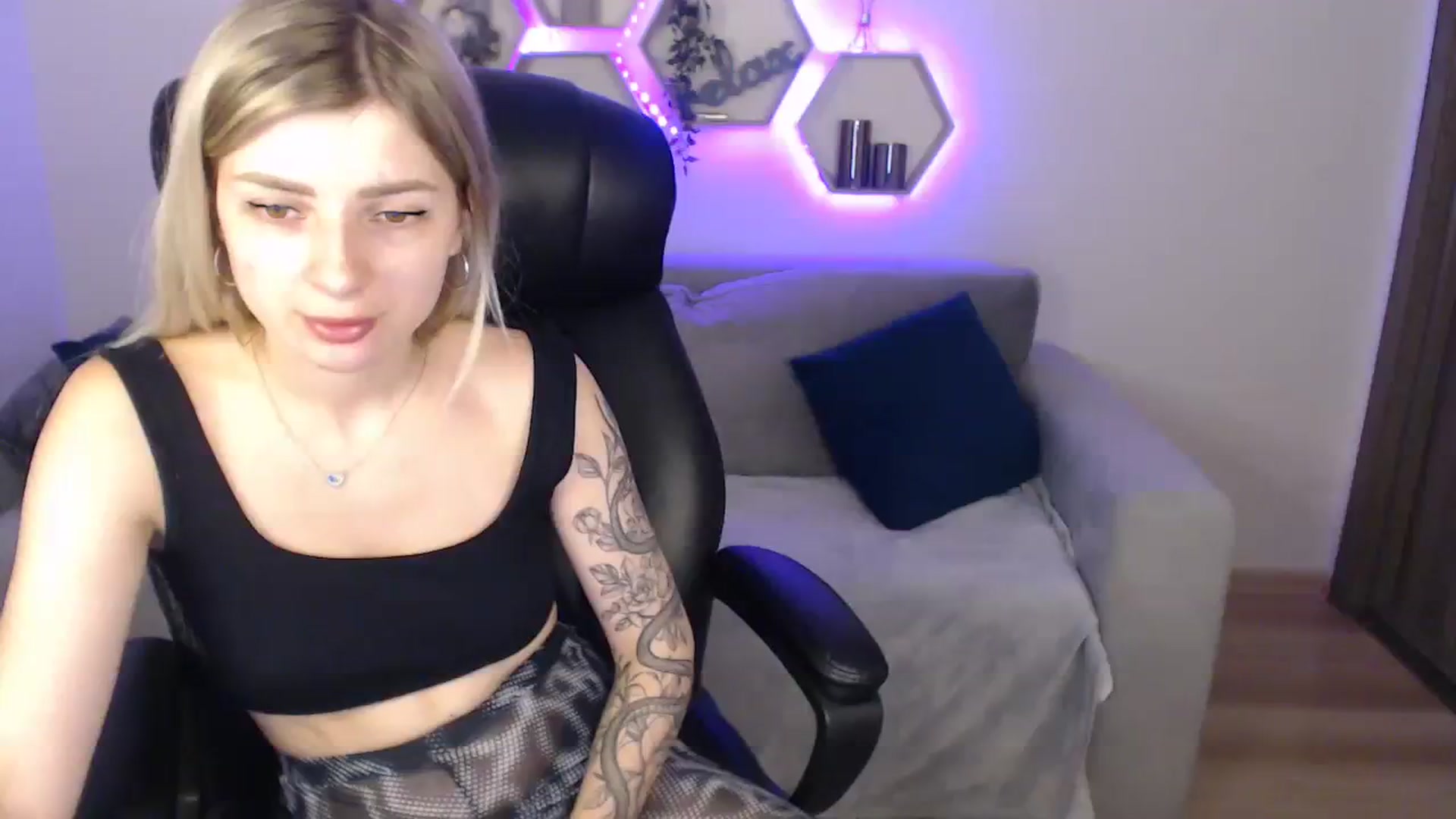 Gallery image thumbnail from NanaFox's myfreecams stream on, 08/03/2023, 10:16 image 1 of 20