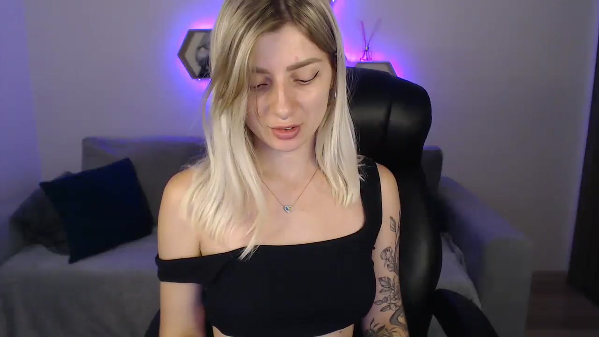 Gallery image thumbnail from NanaFox's myfreecams stream on, 08/03/2023, 10:16 image 6 of 20