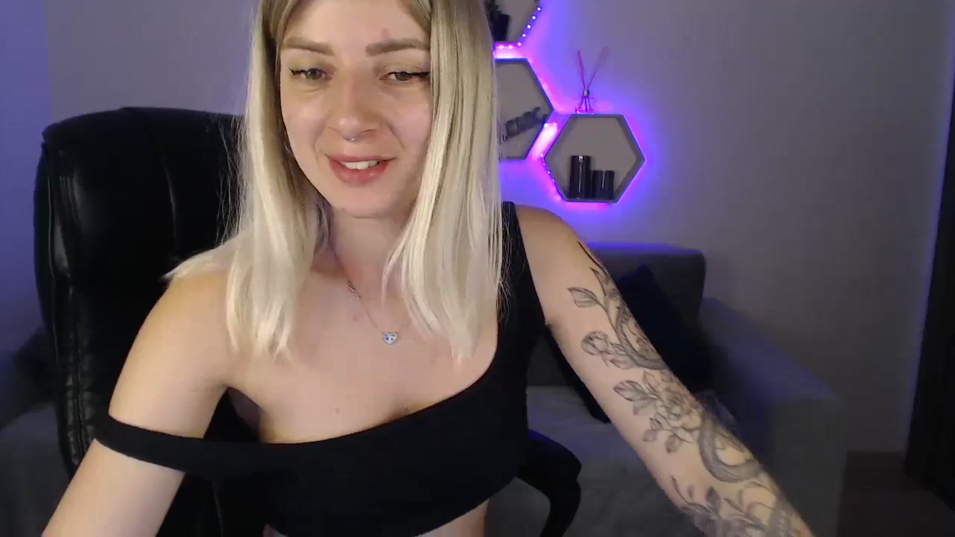 Gallery image thumbnail from NanaFox's myfreecams stream on, 08/03/2023, 11:01 image 10 of 20