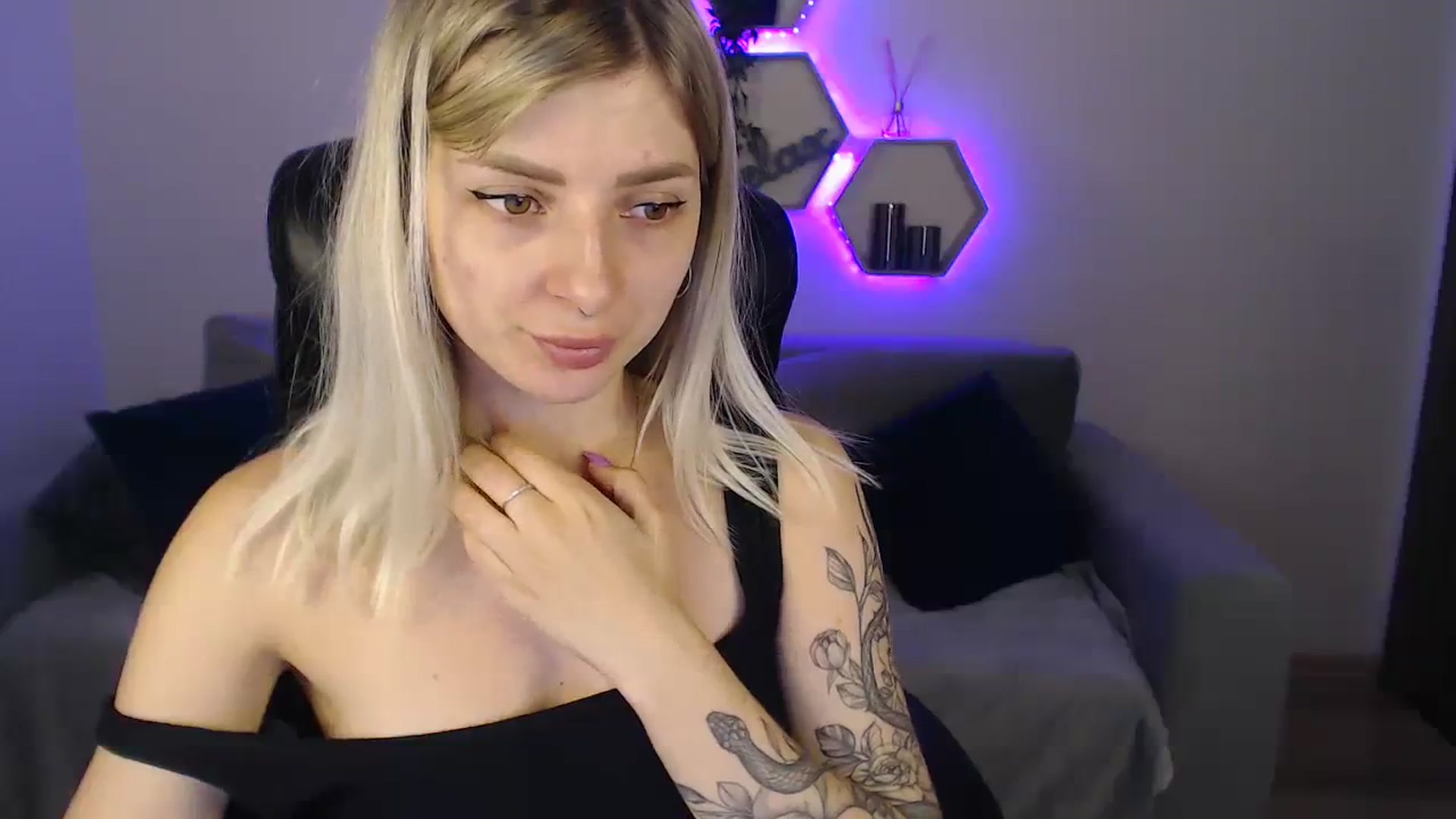 Gallery image thumbnail from NanaFox's myfreecams stream on, 08/03/2023, 11:01 image 6 of 20