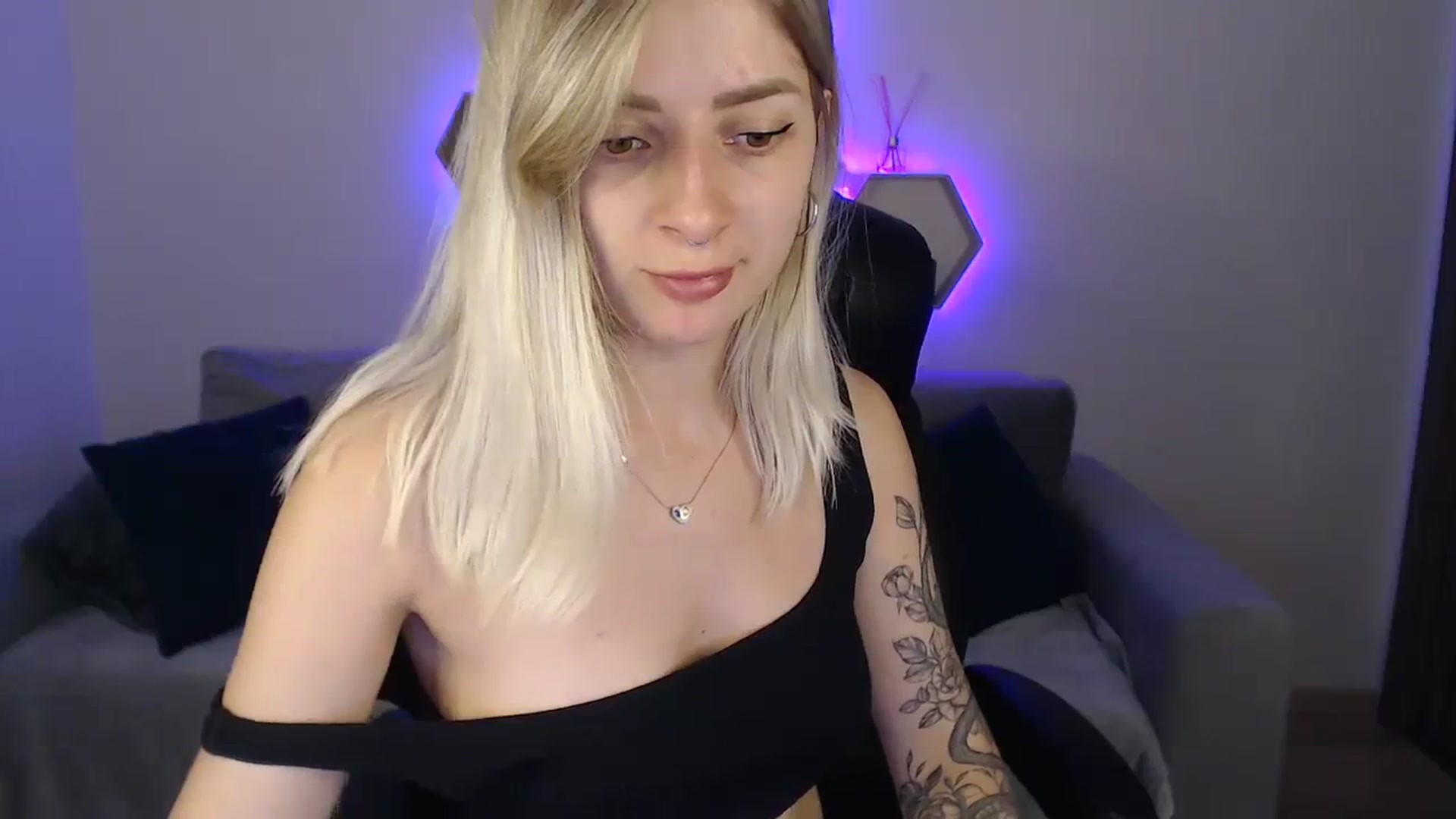 Gallery image thumbnail from NanaFox's myfreecams stream on, 08/03/2023, 11:01 image 19 of 20