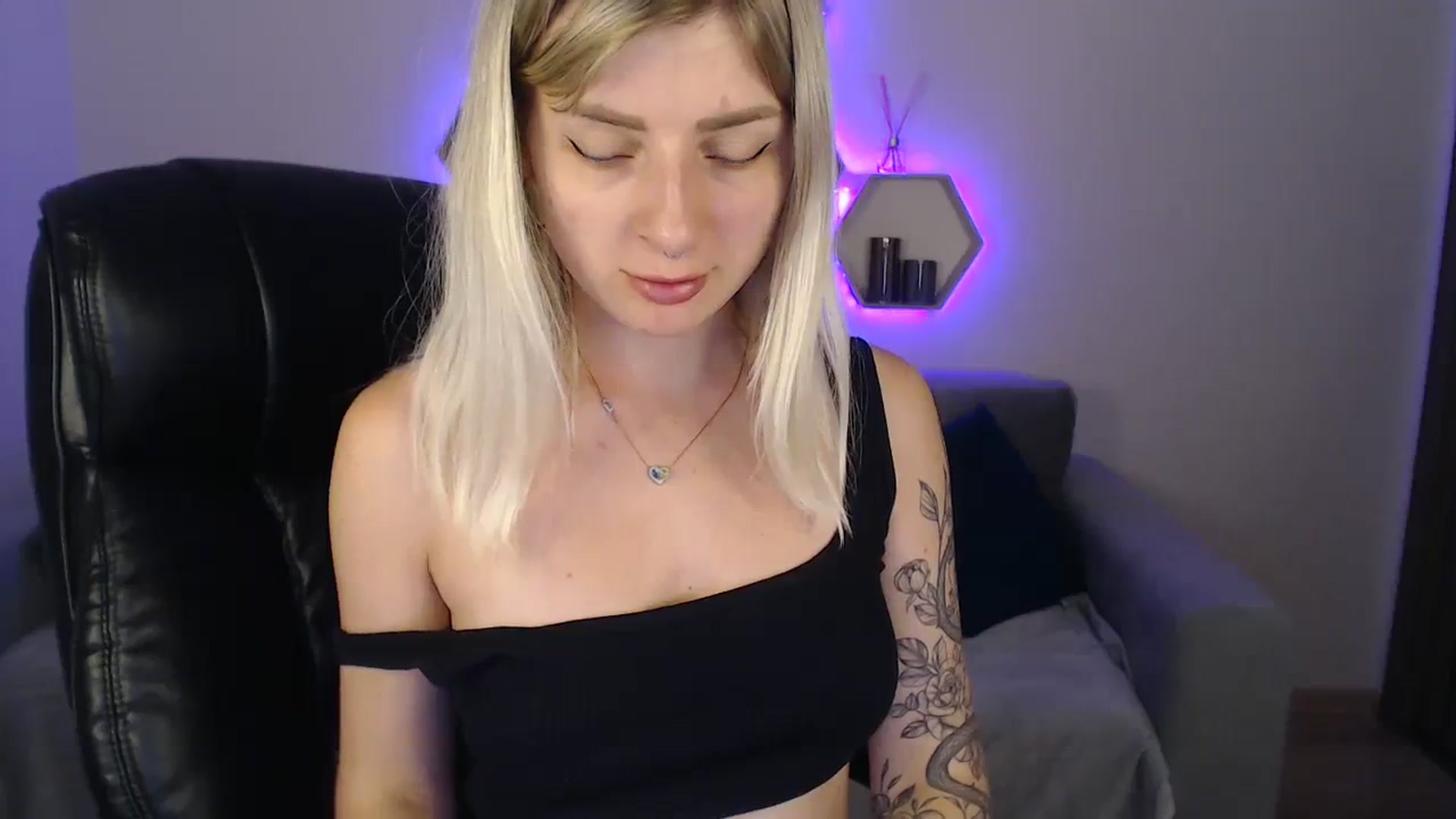 Gallery image thumbnail from NanaFox's myfreecams stream on, 08/03/2023, 11:01 image 12 of 20