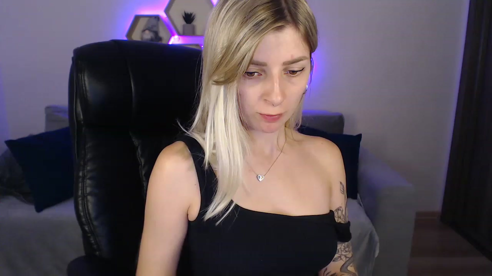 Gallery image thumbnail from NanaFox's myfreecams stream on, 08/03/2023, 11:45 image 17 of 20