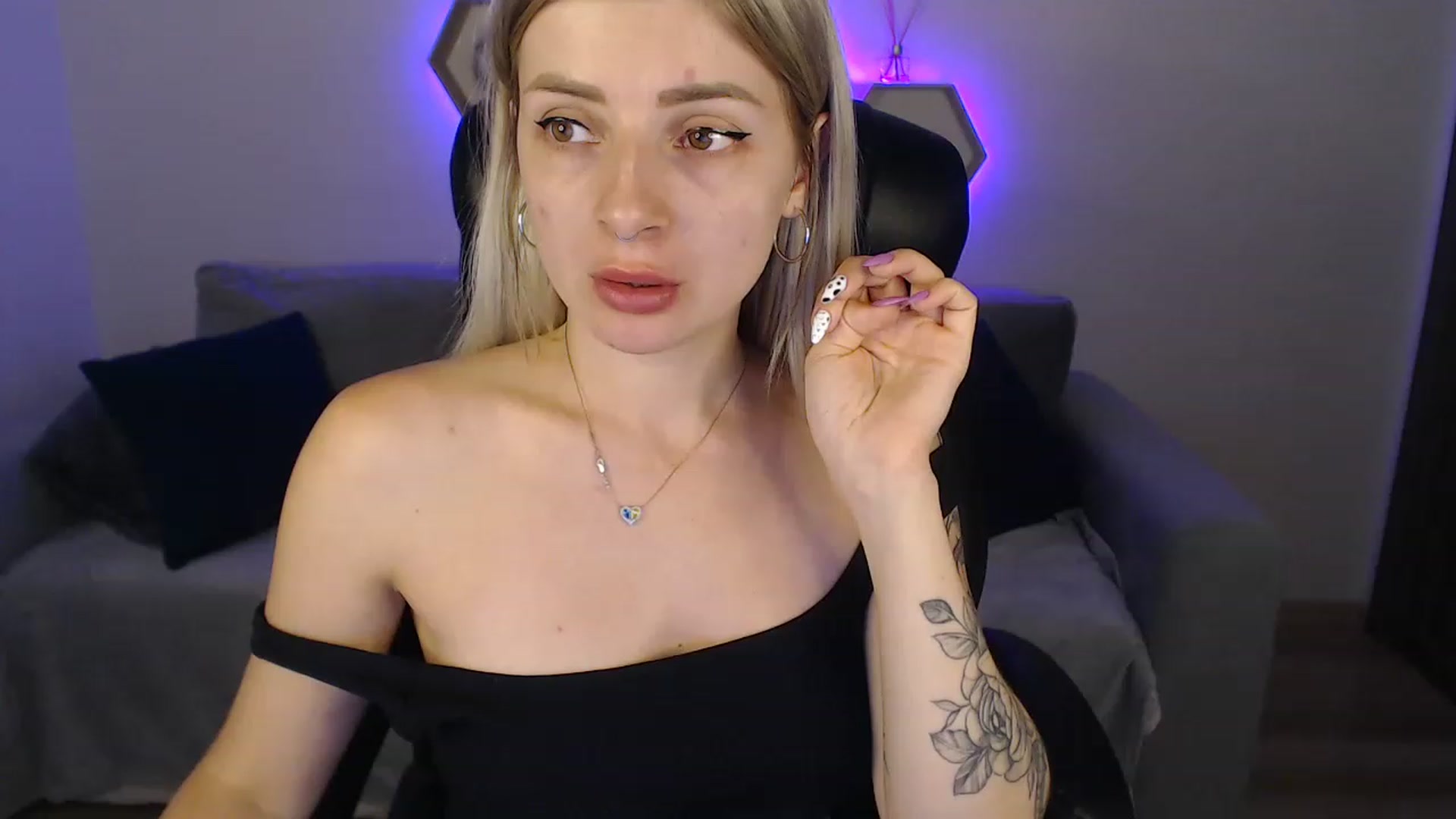 Gallery image thumbnail from NanaFox's myfreecams stream on, 08/03/2023, 11:45 image 1 of 20