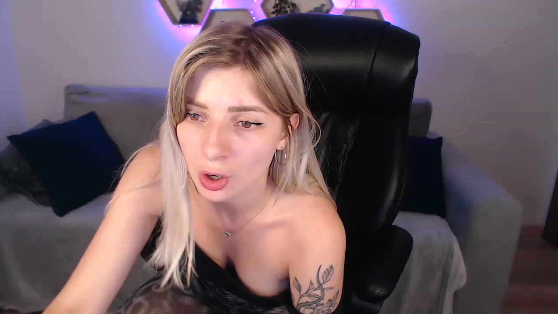 Gallery image thumbnail from NanaFox's myfreecams stream on, 08/03/2023, 13:59 image 19 of 20