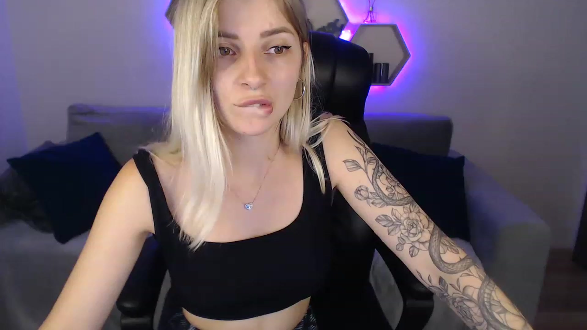 Gallery image thumbnail from NanaFox's myfreecams stream on, 08/03/2023, 13:59 image 12 of 20
