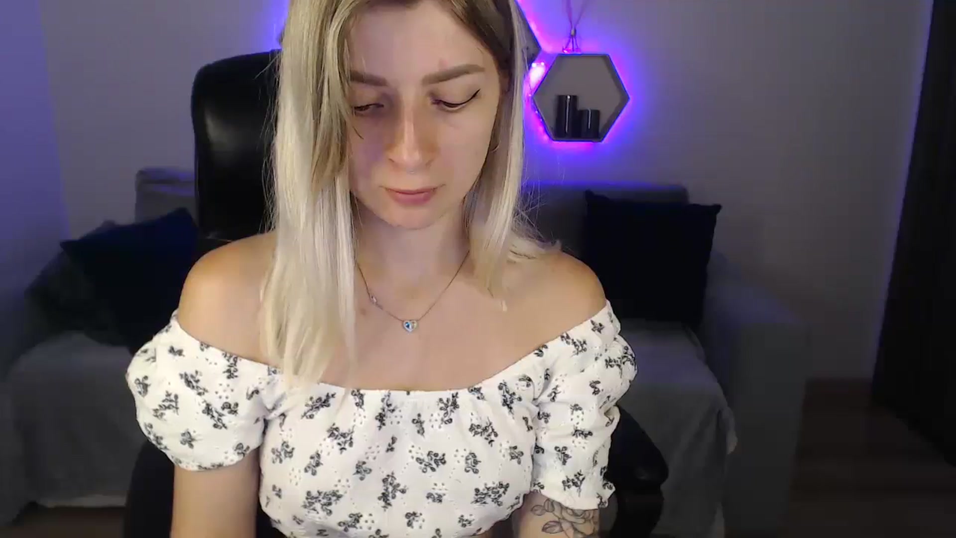 Gallery image thumbnail from NanaFox's myfreecams stream on, 08/04/2023, 09:48 image 16 of 20