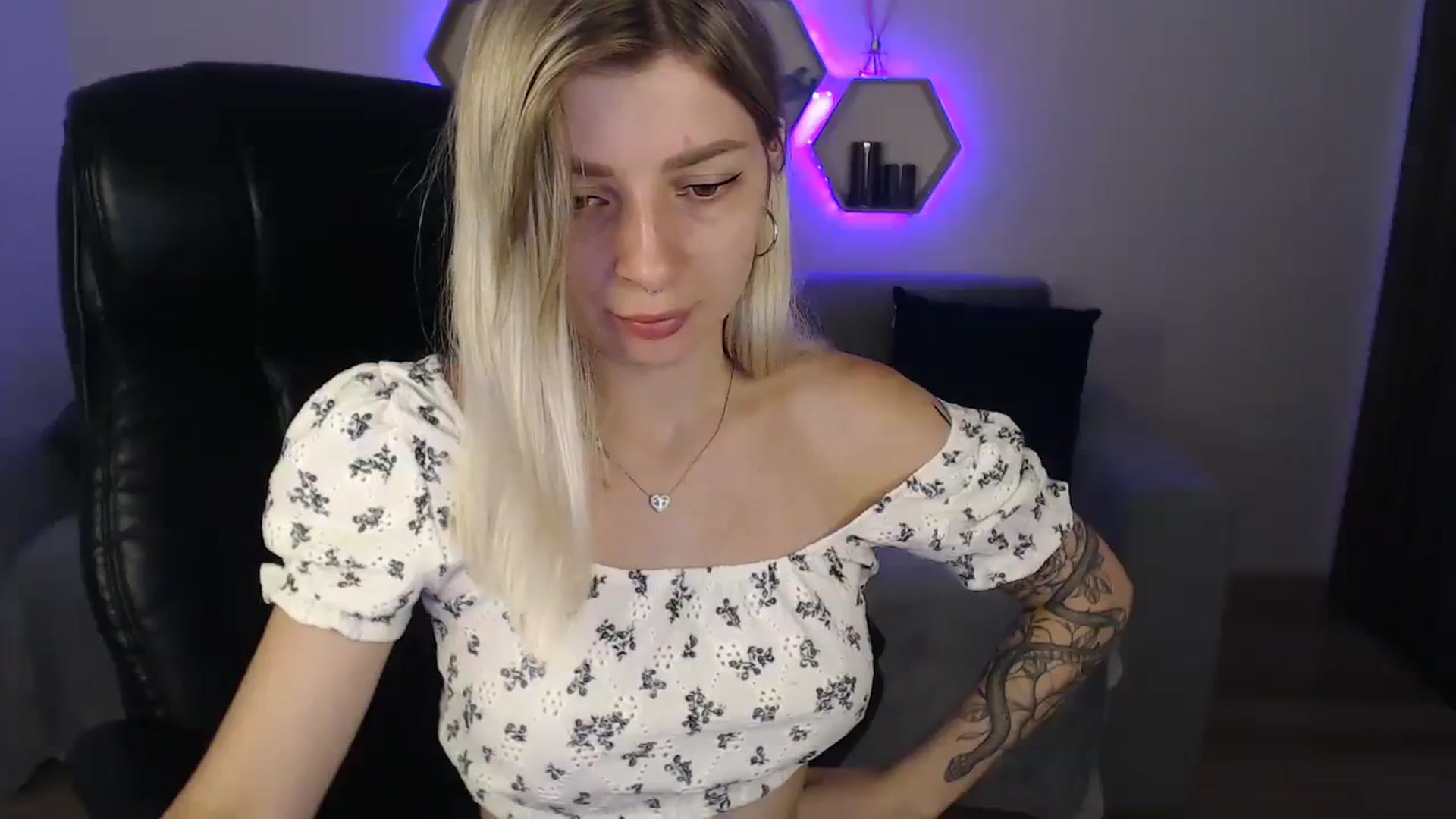 Gallery image thumbnail from NanaFox's myfreecams stream on, 08/04/2023, 09:48 image 11 of 20