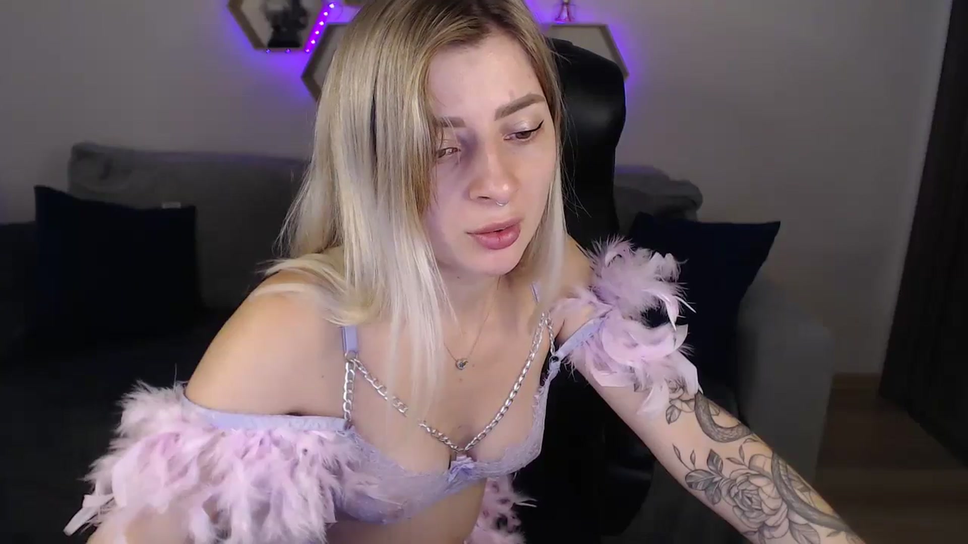 Gallery image thumbnail from NanaFox's myfreecams stream on, 08/08/2023, 09:25 image 6 of 20