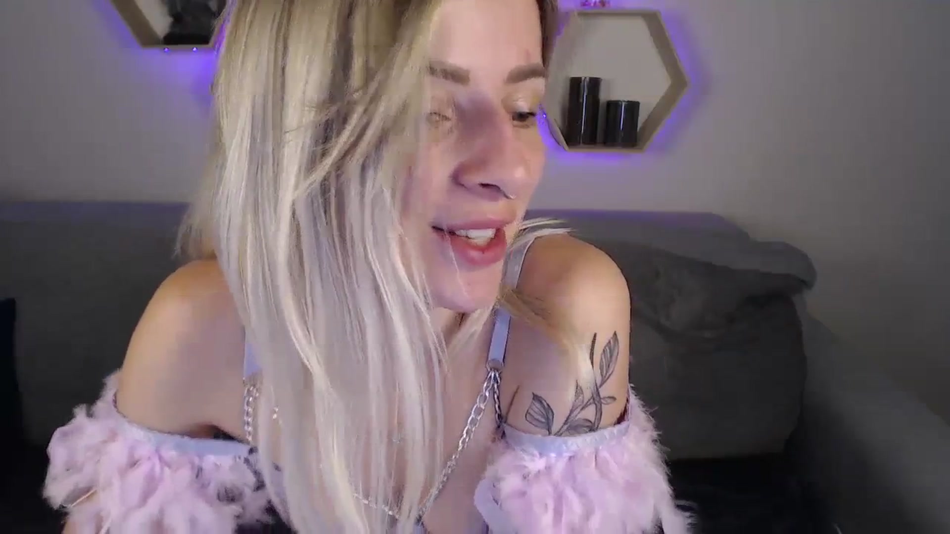 Gallery image thumbnail from NanaFox's myfreecams stream on, 08/08/2023, 10:30 image 14 of 20