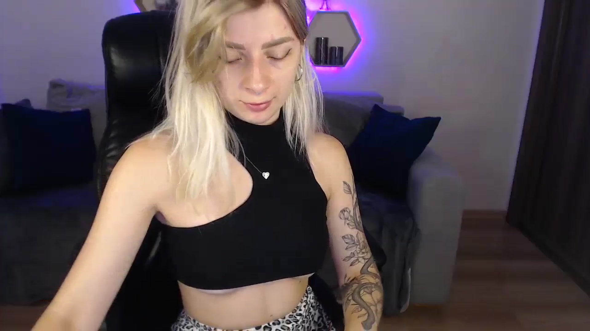 Gallery image thumbnail from NanaFox's myfreecams stream on, 08/09/2023, 08:48 image 8 of 20