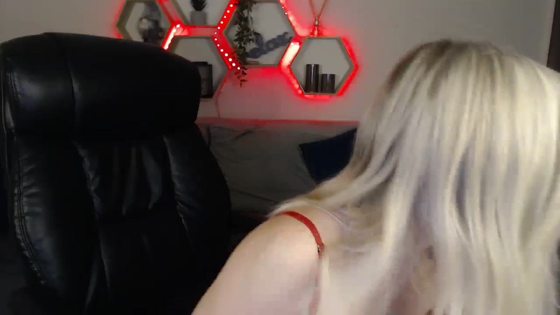 Gallery image thumbnail from NanaFox's myfreecams stream on, 08/10/2023, 10:17 image 6 of 20