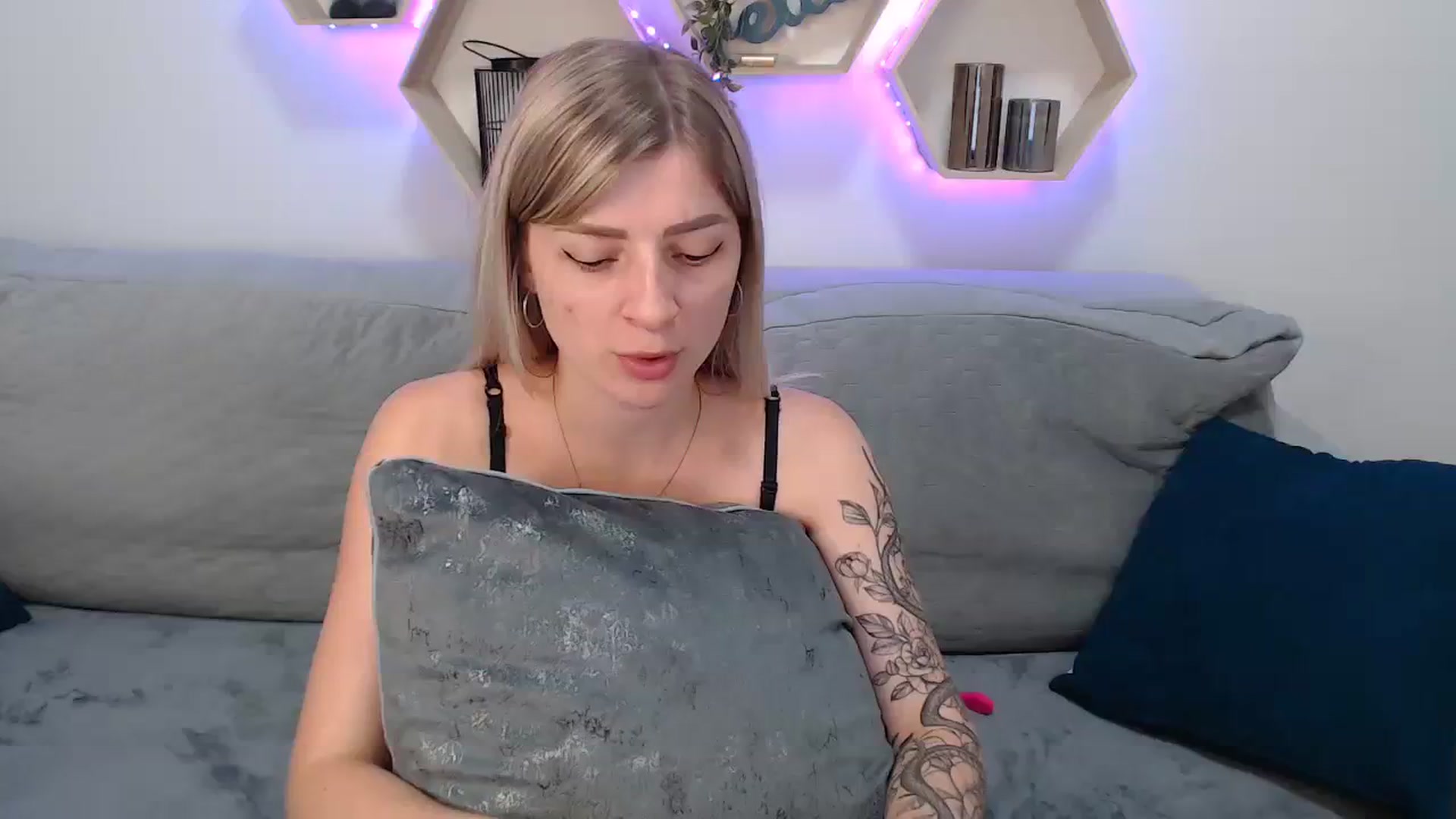 Gallery image thumbnail from NanaFox's myfreecams stream on, 08/19/2023, 09:38 image 1 of 20