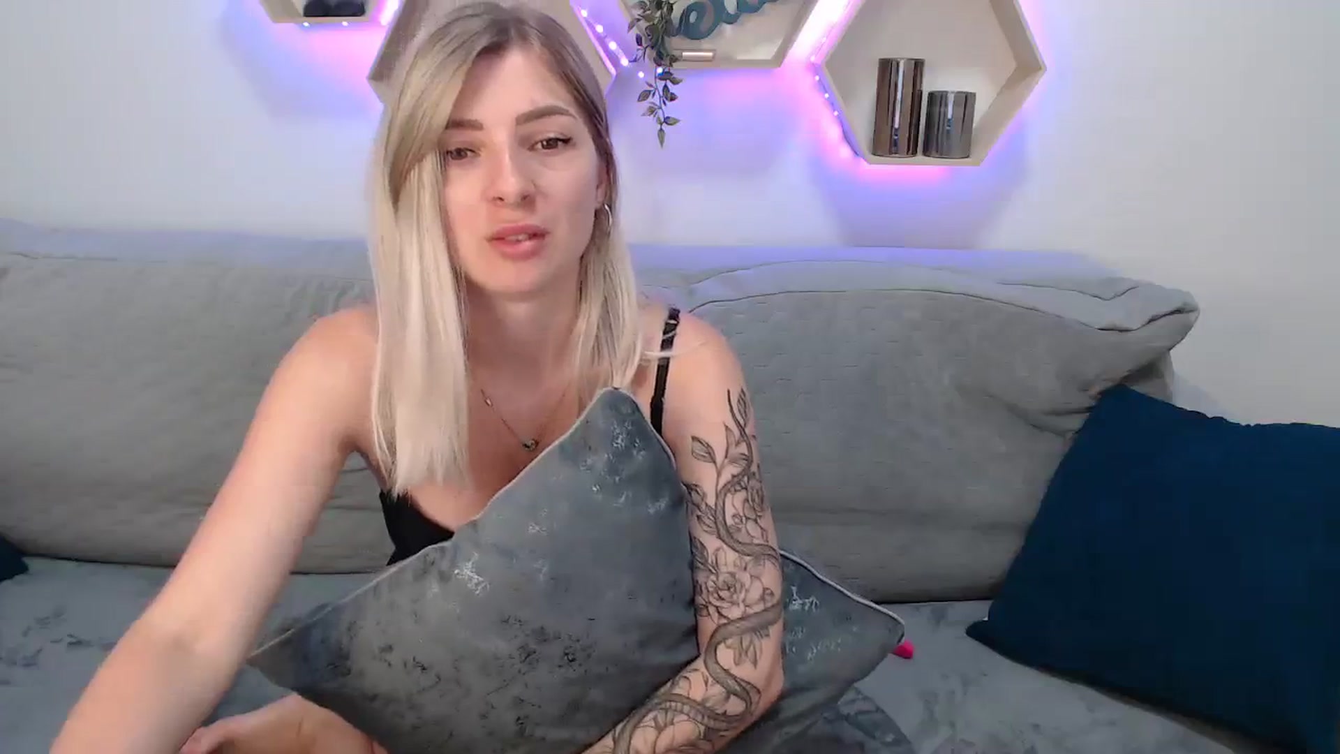 Gallery image thumbnail from NanaFox's myfreecams stream on, 08/19/2023, 09:38 image 5 of 20