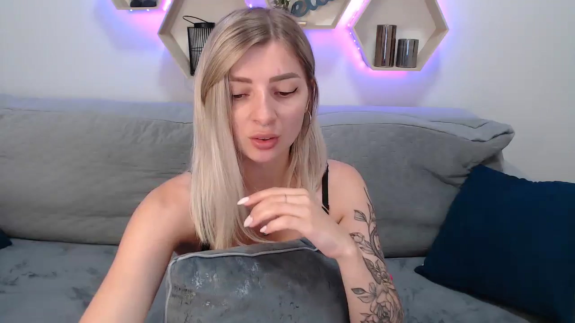 Gallery image thumbnail from NanaFox's myfreecams stream on, 08/19/2023, 09:38 image 3 of 20