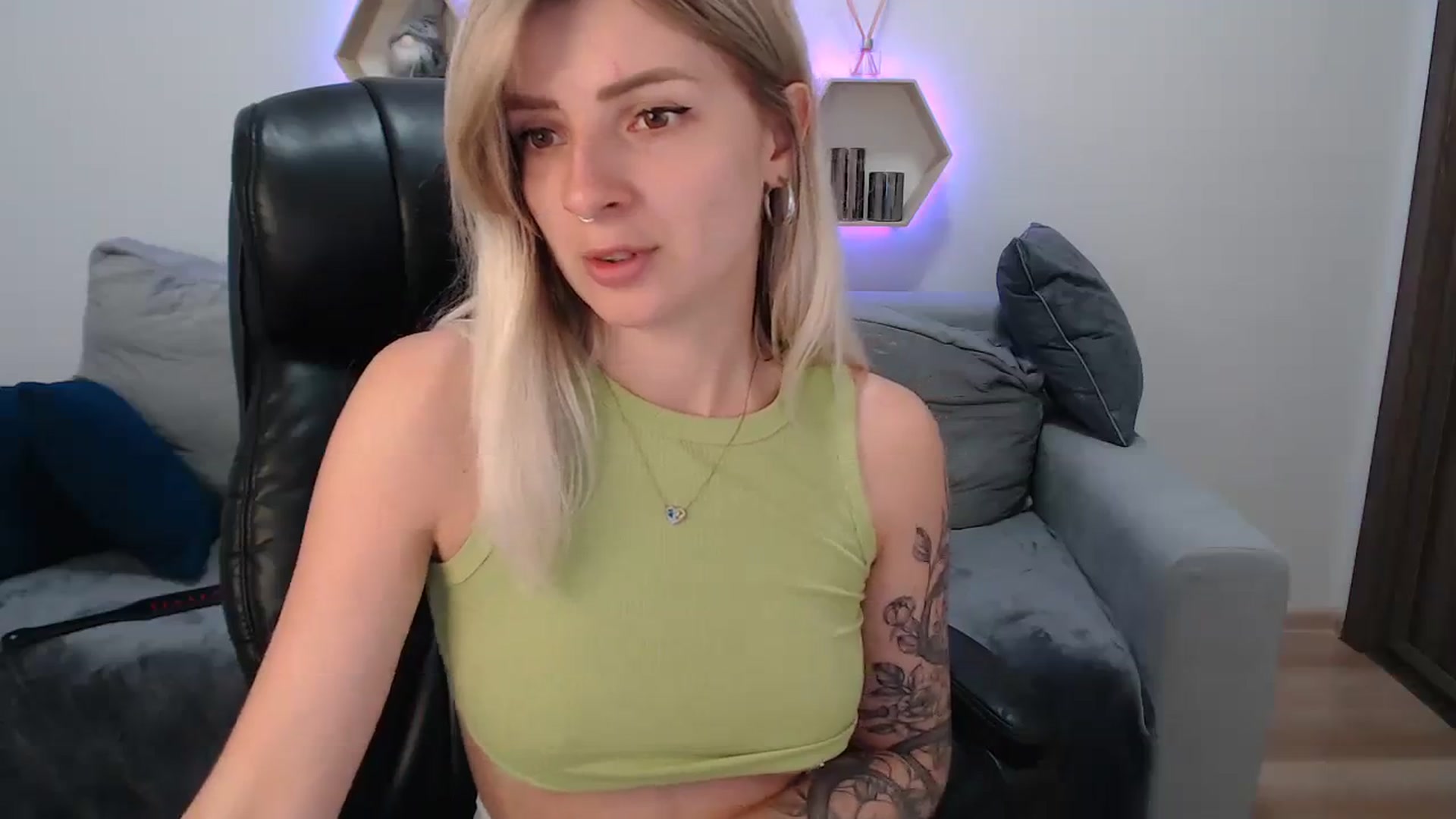 Gallery image thumbnail from NanaFox's myfreecams stream on, 08/22/2023, 14:00 image 15 of 20