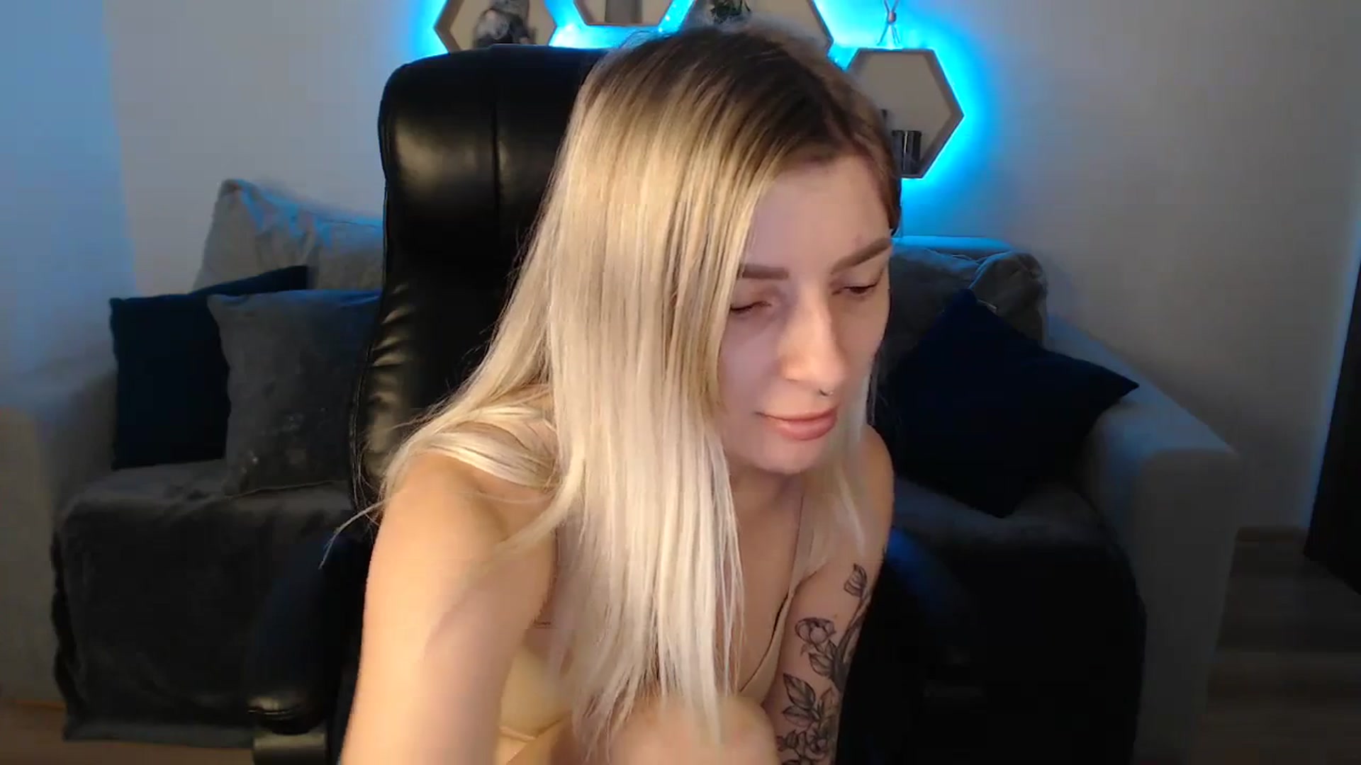 Gallery image thumbnail from NanaFox's myfreecams stream on, 08/31/2023, 10:34 image 2 of 20