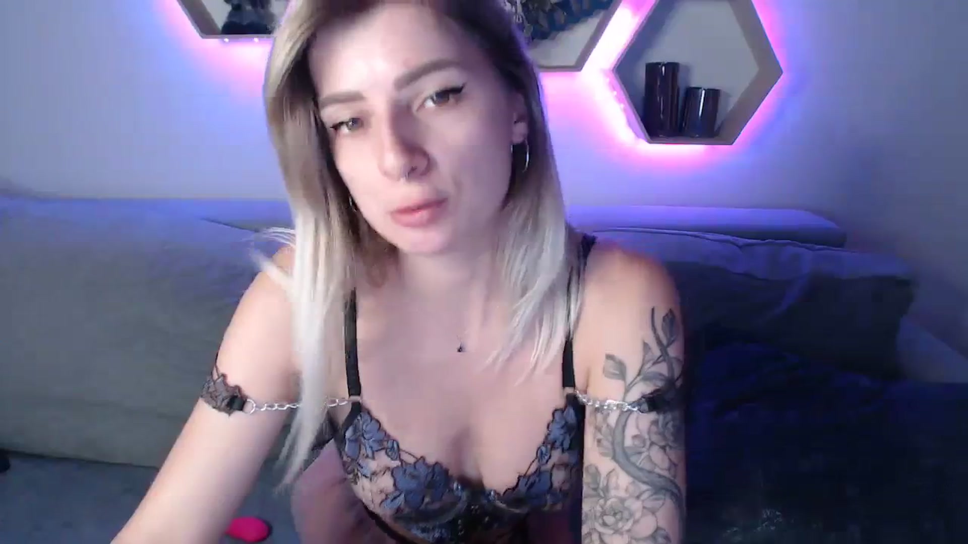 Gallery image thumbnail from NanaFox's myfreecams stream on, 10/20/2023, 12:23 image 15 of 20
