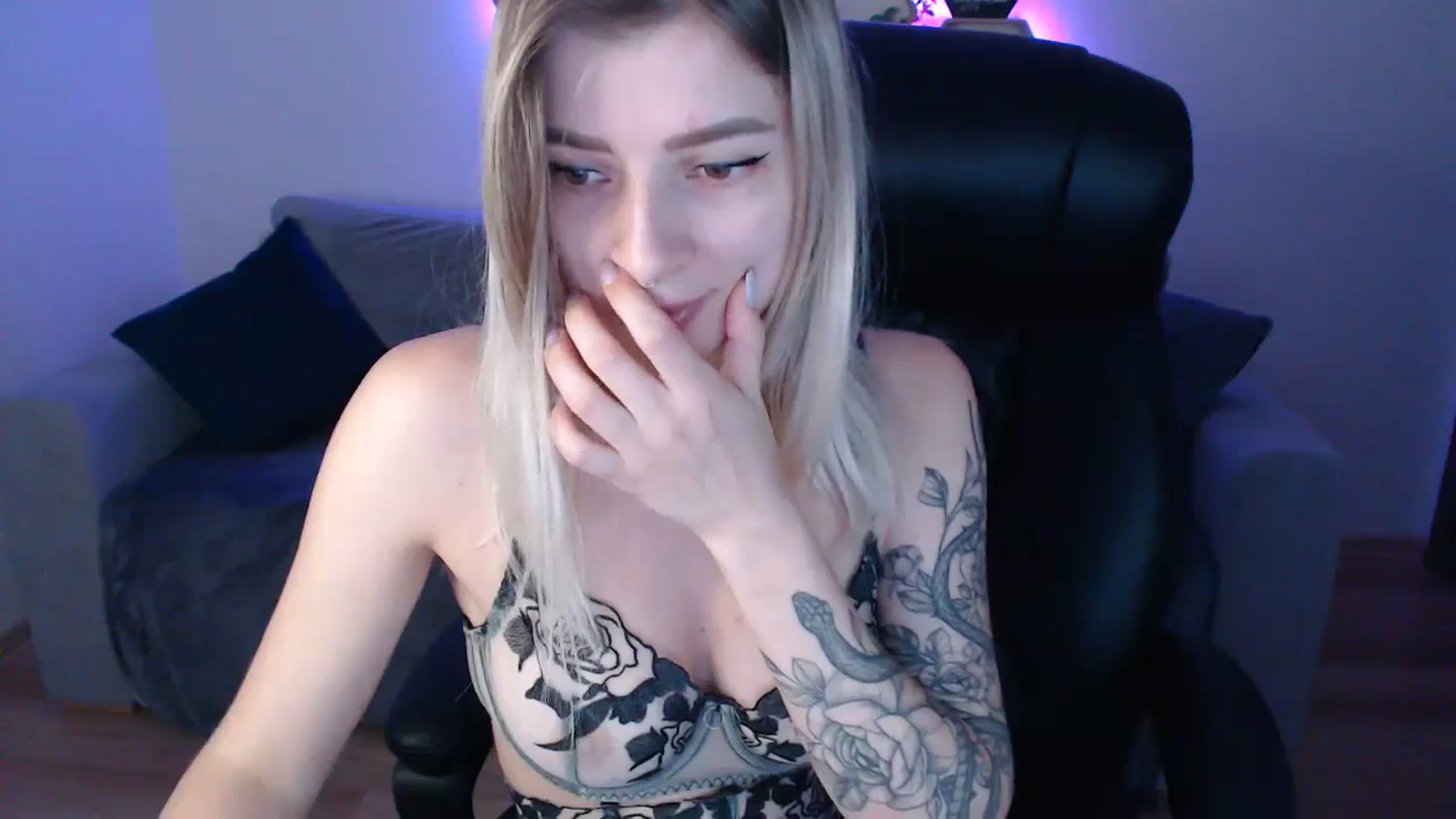 Gallery image thumbnail from NanaFox's myfreecams stream on, 11/20/2023, 10:12 image 10 of 20